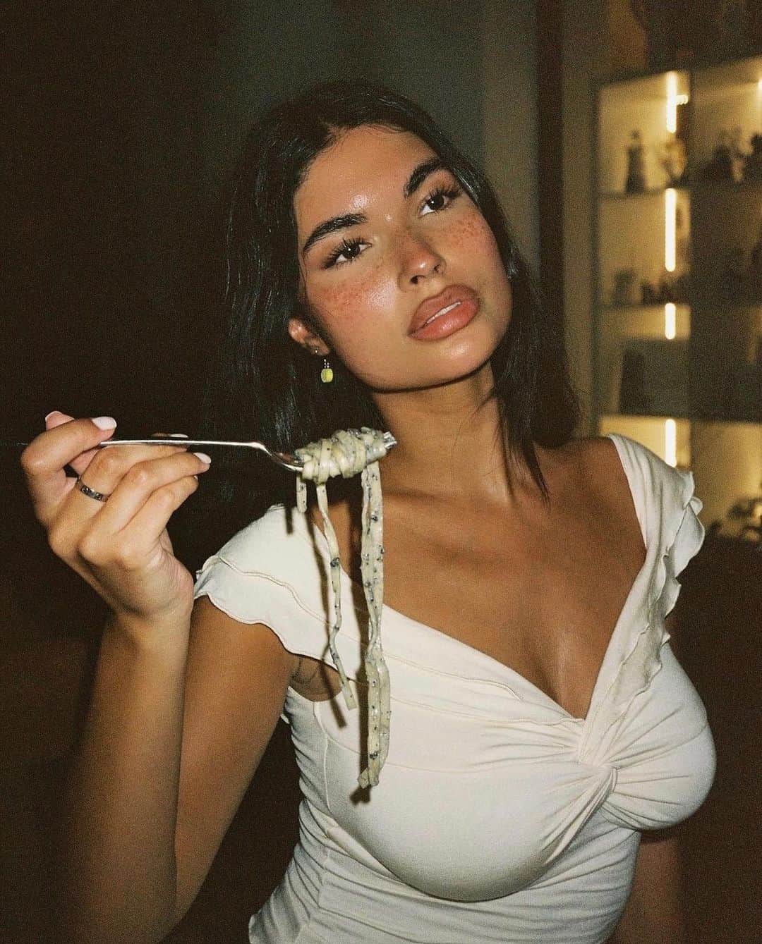 tiger Mistのインスタグラム：「TM dream girl, @aishapotter stuns in the Denali Top + Skirt. 🤍 NOW 40% OFF!」