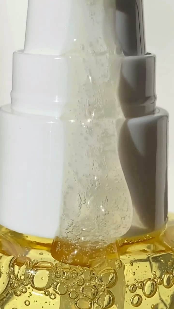 ジョジー・マランのインスタグラム：「Name that highly brightening, smoothing, and exfoliating cleanser! Go: ✨👀   📷: @bryreviews」