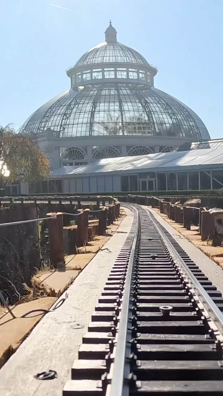 ニューヨーク植物園のインスタグラム：「Sometimes you just need a model train’s-eye view to capture all the fantastical fun of the Holiday Train Show. 🚞  With an ALL-NEW outdoor mountainscape to explore, the show this year is bigger than ever and full of whimsical beauty to frame your perfect family photos. Bring the kids and join us as the exhibition gets its head of steam just in time for the holiday season, and be sure to leave room for NYBG GLOW on Friday and Saturday nights this coming weekend!  🚂 Hit the link in our bio to grab your tickets now~  #HTSNYBG #NYBGglow」