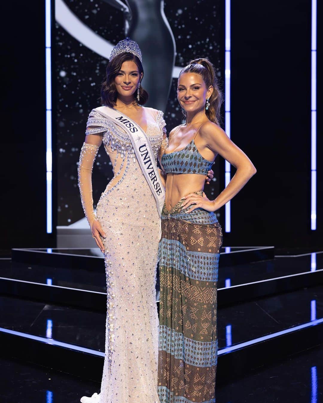 マリア・メノウノスのインスタグラム：「Miss Universe Part 2!! Congratulations to the new #MissUniverse @sheynnispalacios_of 👑 and huge thanks to my amazing cohosts @thejeanniemai and @oliviaculpo for an amazing time❤️」