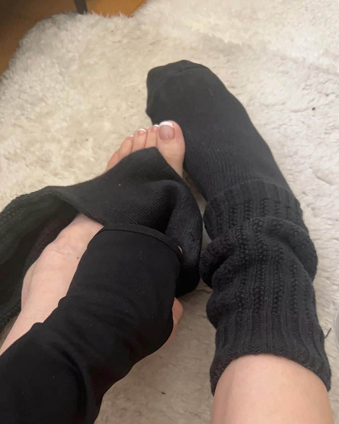 Mei Kawajiriさんのインスタグラム写真 - (Mei KawajiriInstagram)「Obsessed Body suits dress and French Toe nails 🤍🎶🤍」11月21日 6時42分 - nailsbymei