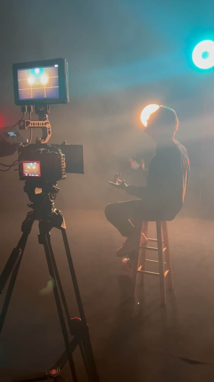 ケビン・クインのインスタグラム：「#BTS of filming my ‘Blessed’ performance for @kellyclarksonshow. Can’t wait for you all to see!」