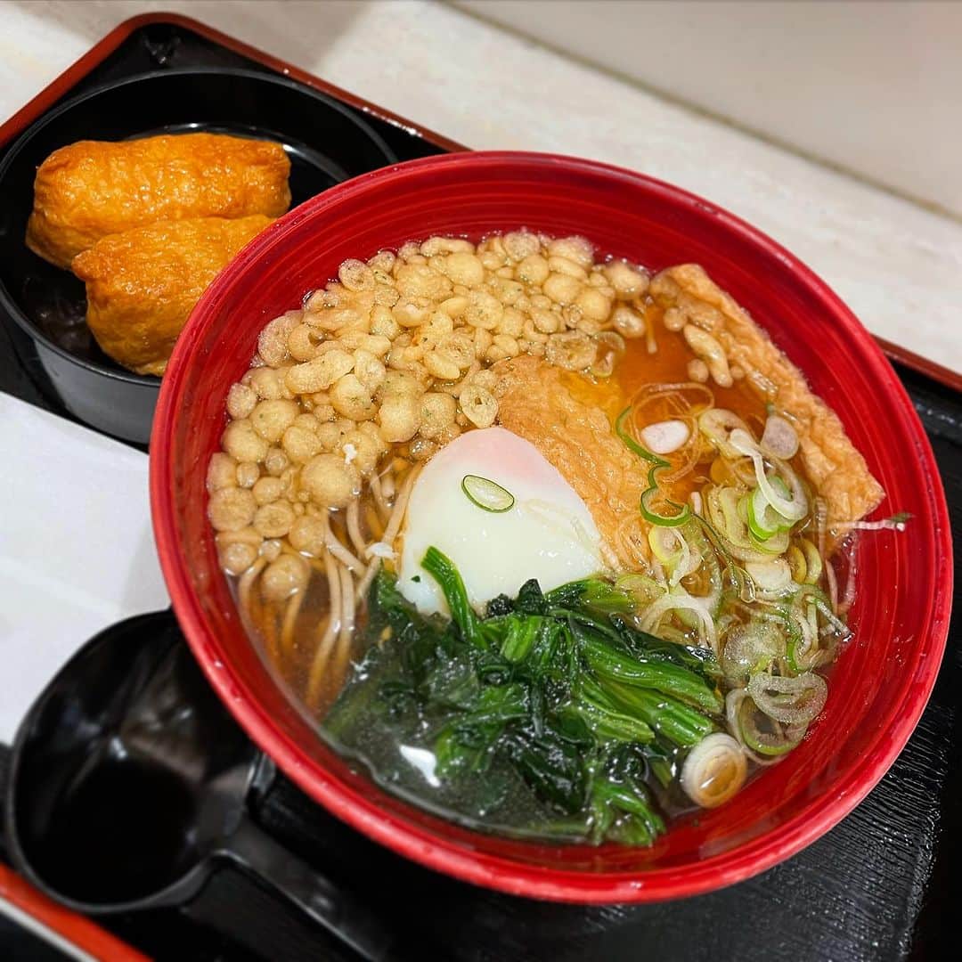 木村ひさしのインスタグラム：「最高のおっさんの朝ごはん。 箱根そば本陣(小田急側) 朝そば＋いなり やはり、おにぎりは、もう販売しないんだな #最高のおっさんの蕎麦  #2024チャレンジ第一弾」