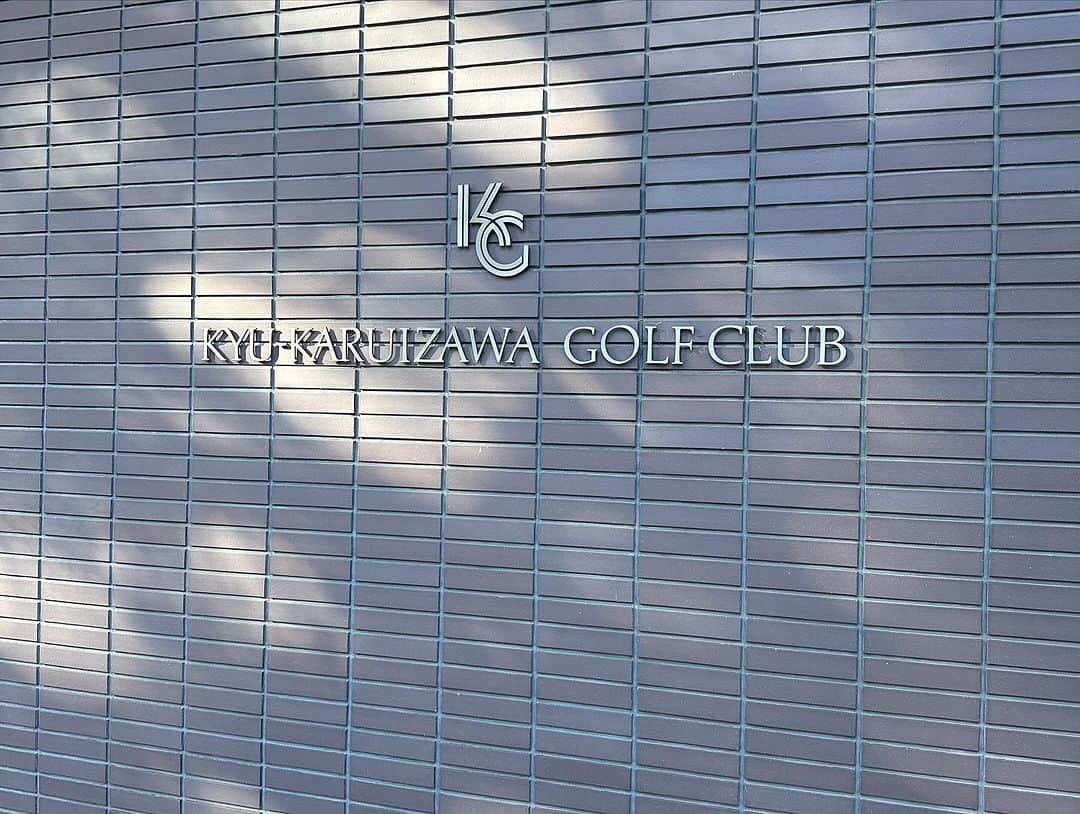 胃腸良子さんのインスタグラム写真 - (胃腸良子Instagram)「#旧軽井沢ゴルフクラブ  今年もギリギリ紅葉に間に合いました🍁  軽井沢はもう雪が降っていたよ！ なかなか雪が溶けなくてゆっくりのスタートでしたが、 なんとか12ホールまわれました。 旧軽は日本で2番目に歴史があるゴルフクラブだそうで、 インアウト12ホールしかないの。 でもなんかこのゆったり感がいい感じです。  来年は新緑の頃に来れるといいなぁ。  #golf #ゴルフ #ゴルフコース #エンジョイゴルフ #ゴルフウェア  #紅葉 #日本 #観光 #karuizawa  #autumnleaves  #ootd #oute @loudmouth_japan_official  #loudmouth  #pants  @taylormade_golf_japan  #taylormade」11月21日 7時05分 - kimiyo.f