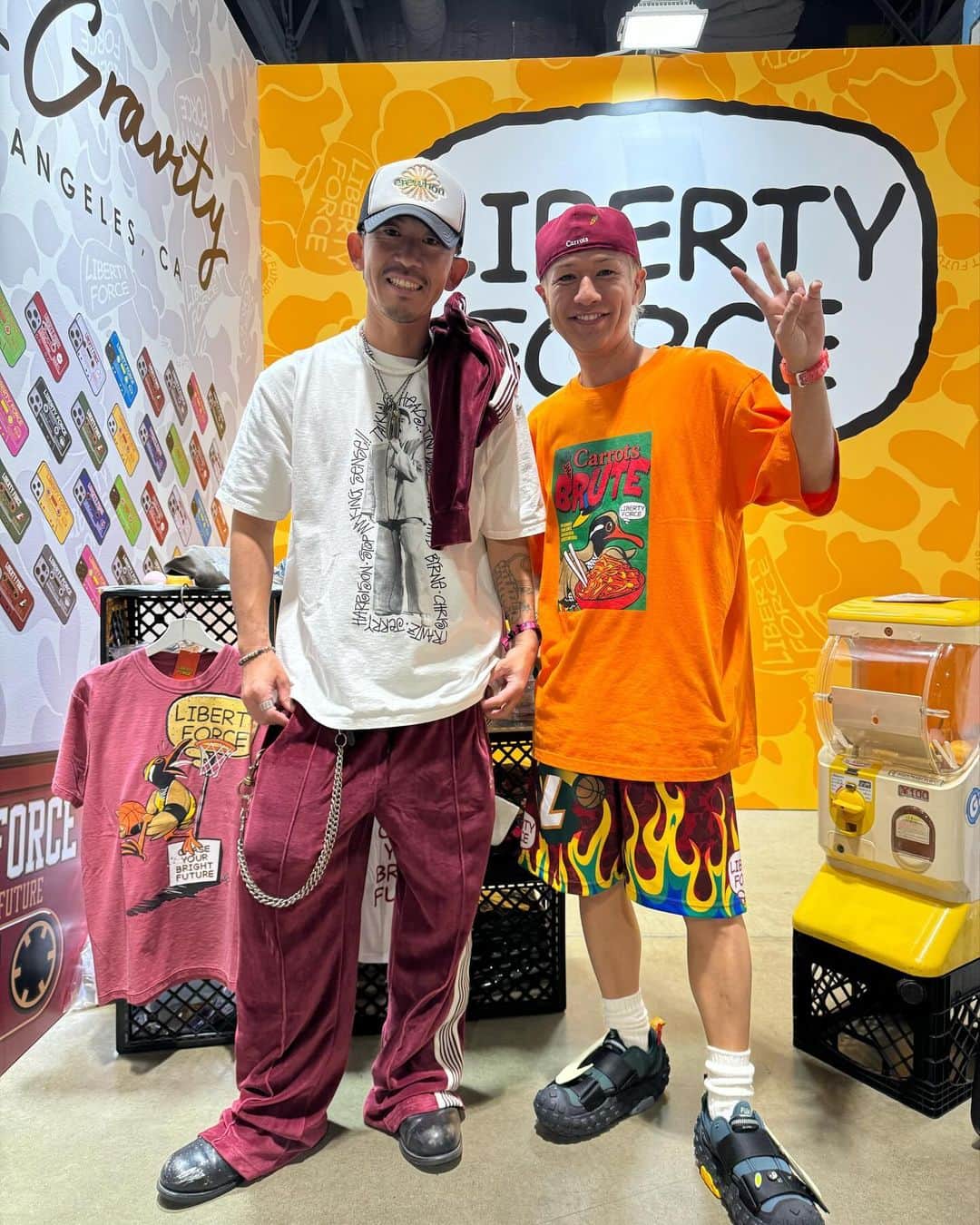 照屋 健太郎さんのインスタグラム写真 - (照屋 健太郎Instagram)「Thank you for all your love and support. It was so much fun @complexcon 🌴🇺🇸😆✌️  Big thanks @carrotsbyanwarcarrots 🤝❤️‍🔥 @tabio.usa , @tabio_men 🧦  @zgla , @zgla.jp 📱  #世界から注目される沖縄へ　 #LIBERTYFORCE #CHASEYOURBRIGHTFUTURE  #COMPLEXCON #COMPLEXCON2023」11月21日 7時06分 - libertyforce_teruya