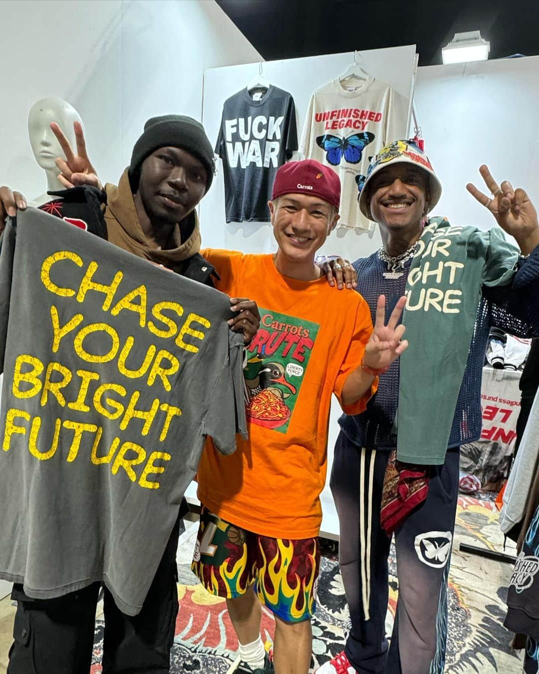 照屋 健太郎さんのインスタグラム写真 - (照屋 健太郎Instagram)「Thank you for all your love and support. It was so much fun @complexcon 🌴🇺🇸😆✌️  Big thanks @carrotsbyanwarcarrots 🤝❤️‍🔥 @tabio.usa , @tabio_men 🧦  @zgla , @zgla.jp 📱  #世界から注目される沖縄へ　 #LIBERTYFORCE #CHASEYOURBRIGHTFUTURE  #COMPLEXCON #COMPLEXCON2023」11月21日 7時06分 - libertyforce_teruya