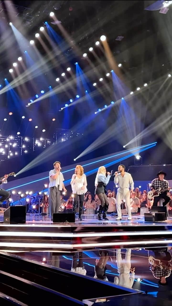 ジョン・レジェンドのインスタグラム：「C’mon backstage and see never-before-seen footage of our Coaches prepping for their ✨ICONIC ✨Coach performance of “Take It Easy”!! 🎶 🤩」