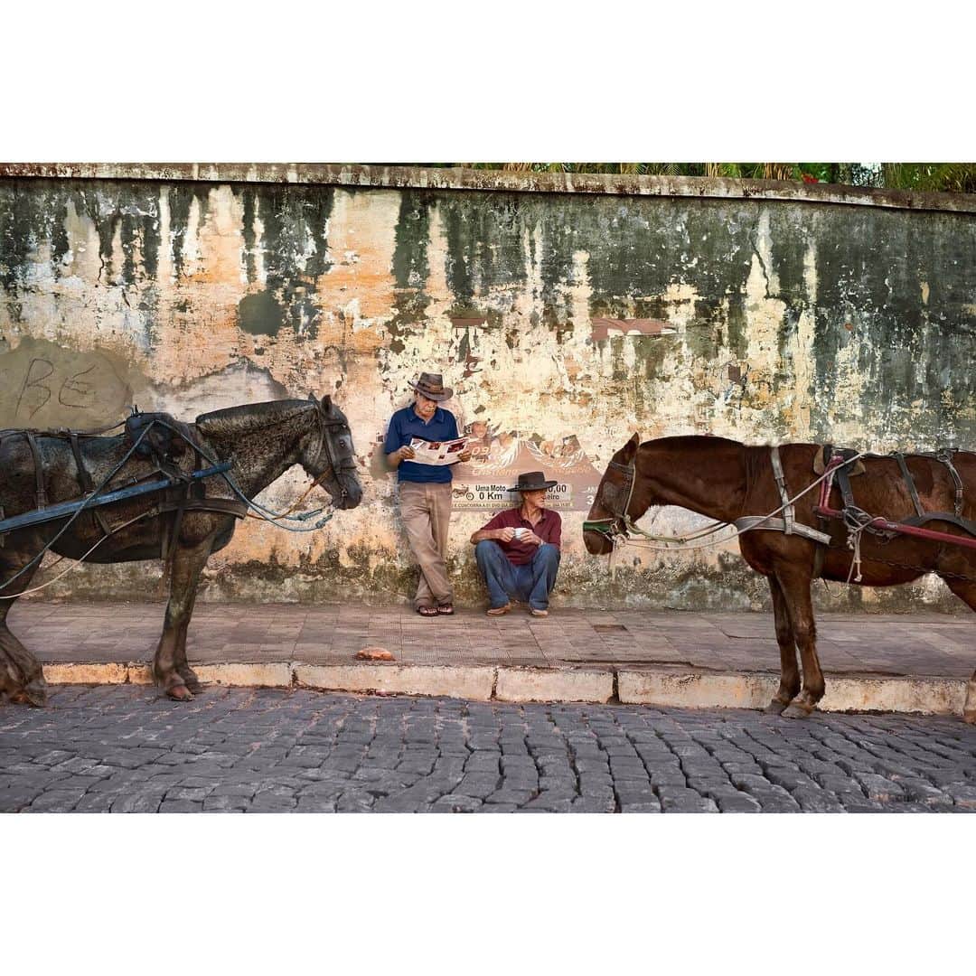 スティーブ・マカリーのインスタグラム：「Two operators of horse-drawn taxis patiently await their initial customers at the beginning of a new day. Lambari, Brazil, 2010.」