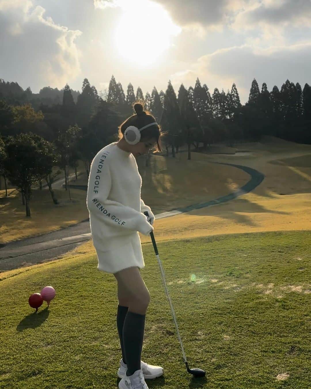 YUKAさんのインスタグラム写真 - (YUKAInstagram)「⛄️🧶🤍 @rienda_golf   ずっと着ていたいくらい肌触りの良いシャギーニット。冬の白はやっぱり可愛い💓  #golf#golfwear#golfer#高尔夫球#福岡ゴルフ#九州ゴルファー#ゴルフ#ゴルフ好き#ゴルフコーデ#ゴルフウェア#ゴルフ女子#スイング動画#ゴルフ動画#セブンヒルズゴルフ倶楽部」11月21日 7時01分 - yuka_golf_glam
