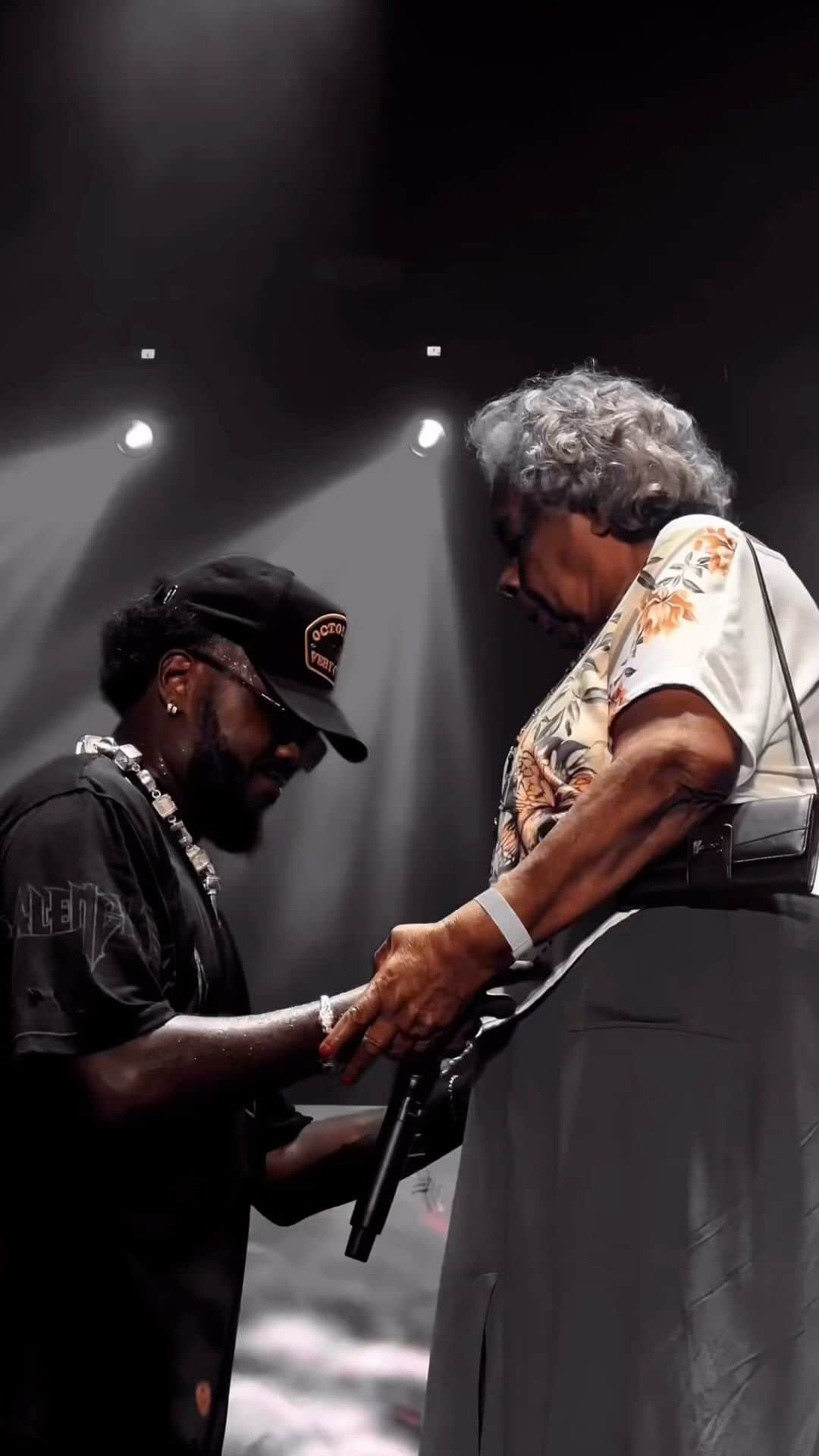 Tais Araújoのインスタグラム：「Até quem não estava no Afropunk sentiu um quentinho no coração com essa benção 🥹🙏🏾 Que coisa linda @djongador, vcs são grandiosos demais! Saúde e sucesso pra você e sua família ❤️‍🔥  Consciência entre os nossos é, sobretudo, valorizar e exaltar nossas origens, histórias e nossas matriarcas! De resto? Sensação sensacional…   📹: @tracebrasil @agenciaayouba__ @tiagorodriguez.k」