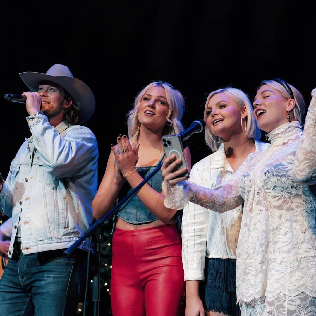 キンバリー・ペリーさんのインスタグラム写真 - (キンバリー・ペリーInstagram)「kicked off the holiday season last night in pensacola with @briankelley + @tigirlily + @catcountry987. we all sang silent night from our “digital hymnals” and raised some money for the good folks at @unitedway   spending thxgiving week at the beach - prepared to be spammed with pics of bb whit’s cute toes in the sand   love you all  photos by @dustinsphotography」11月21日 7時03分 - thekimberlyperry