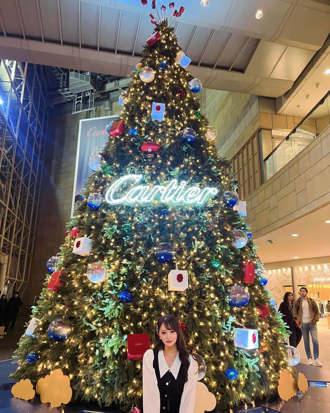 かおかおのインスタグラム：「Xmasってウキウキしちゃうよね🎅💗毎年なんの予定も無いけど❤️‍🩹笑 東京ってどこがイルミネーション1番綺麗なんだろう〰️🐧✨  #キャバ嬢 #キャバクラ #北海道 #シャンパン #お酒 #美女 #美人 #美容 #ラウンジ #ガールズバー #飲み屋 #水商売 #呑み #キャバ #かわいい女の子 #東京 #ニュークラ嬢 #ポケパラ #ナイツ #ニュークラ #東京グルメ #東京観光 #likeforlike #follow4follow #ドレス #シャンパン #カルティエ #Xmas #イルミネーション」