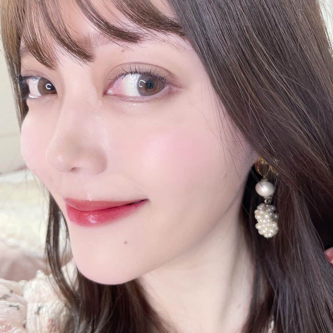 山田あかりのインスタグラム：「おはよう☀️  @tirtir_jp_official さんのファンデはいつも信頼しているんだけど また伝説となるコスメが出来てしまったので紹介するね😂 この新作バズること間違いなし🐰♡  今回新しくなるのは 【MASK FITクッションシリーズ】 から新感覚メッシュタイプのメッシュクッション！  メッシュクッションはパウダーととても相性がよくて、ツヤ肌は勿論なんだけど脂性肌やマットに仕上げたい人はメッシュクッションの上からパウダーを重ねるのがとても綺麗でおすすめ♡ お化粧直しの時にパウダーの上からメッシュクッションでお直ししても汚くなりにくいから優秀すぎる🥺 デート行く人は持っていって🥺  しかもしかも！ ナチュラルメイクからしっかりカバーまでパフで重ねる回数で仕上がりをコントロールできるなんてすごくない？😳  わたしはナチュラルが好きだから1回でシミが気になるところだけ3回パフで叩いてる笑  乾燥しがちな今の季節にベストなコスメだからみかけたら使ってみて欲しいな🐰♡  TIRTIRさんのファンデは本気で愛用しまくりで新作が出る度に期待を大きく大きく上回るから毎度腰抜かしてる⸌◦̈⃝⸍笑  私が写真で使った番号 21N IVORY ナチュラルなカラー  色白さんは17Cがオススメかも！ 17Cも買おうかな😍  #PR #TIRTIR  #マスクフィットクリスタルメッシュクッション #マスクフィット #マスクフィットシリーズ #最強ベース #クッションファンデ #ツヤ肌」