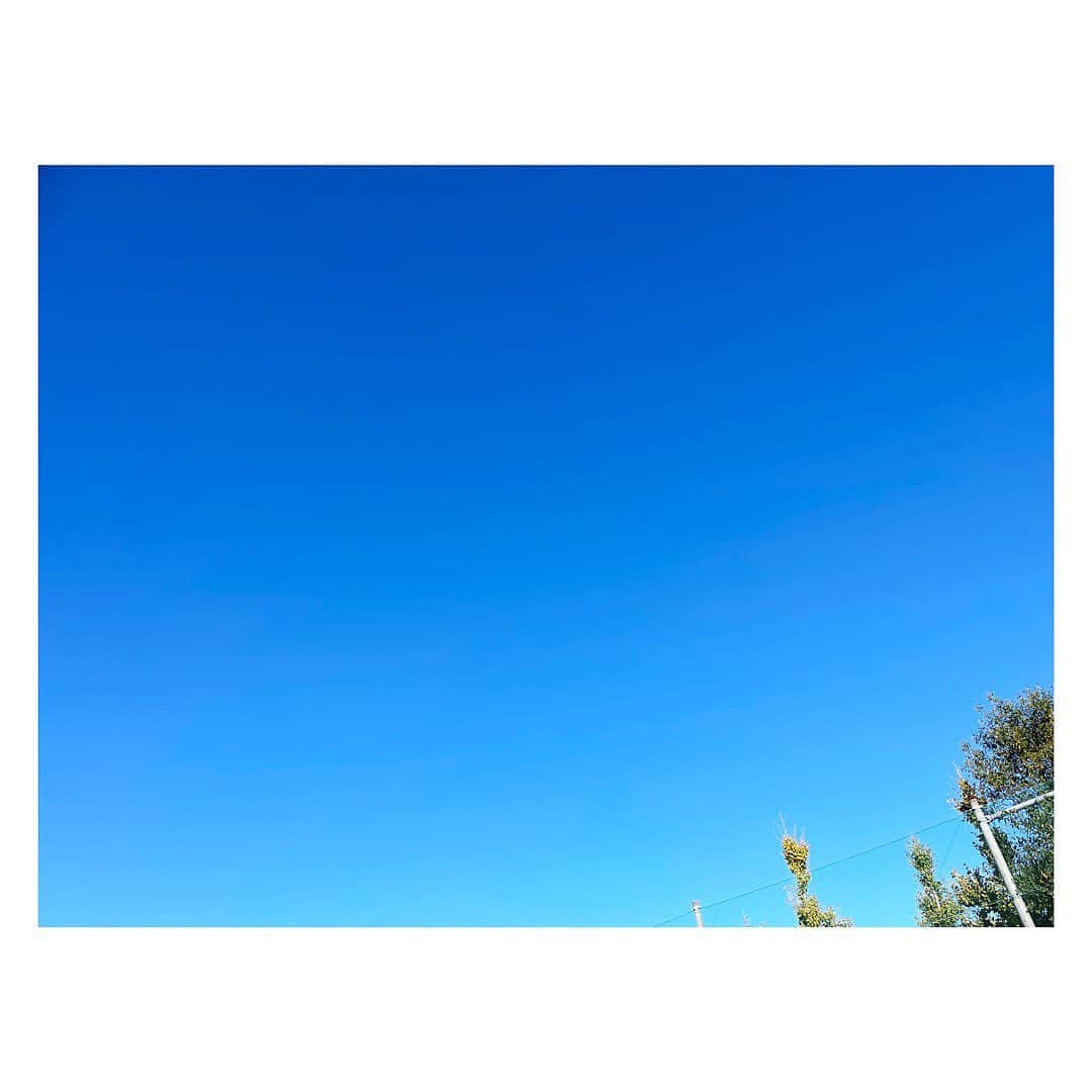 三倉佳奈のインスタグラム：「青空☀ 最近いい天気が続いていて気持ちがいいー☺︎  今日も素敵な1日を♪  #sunnyday #洗濯日和 💪🏻」