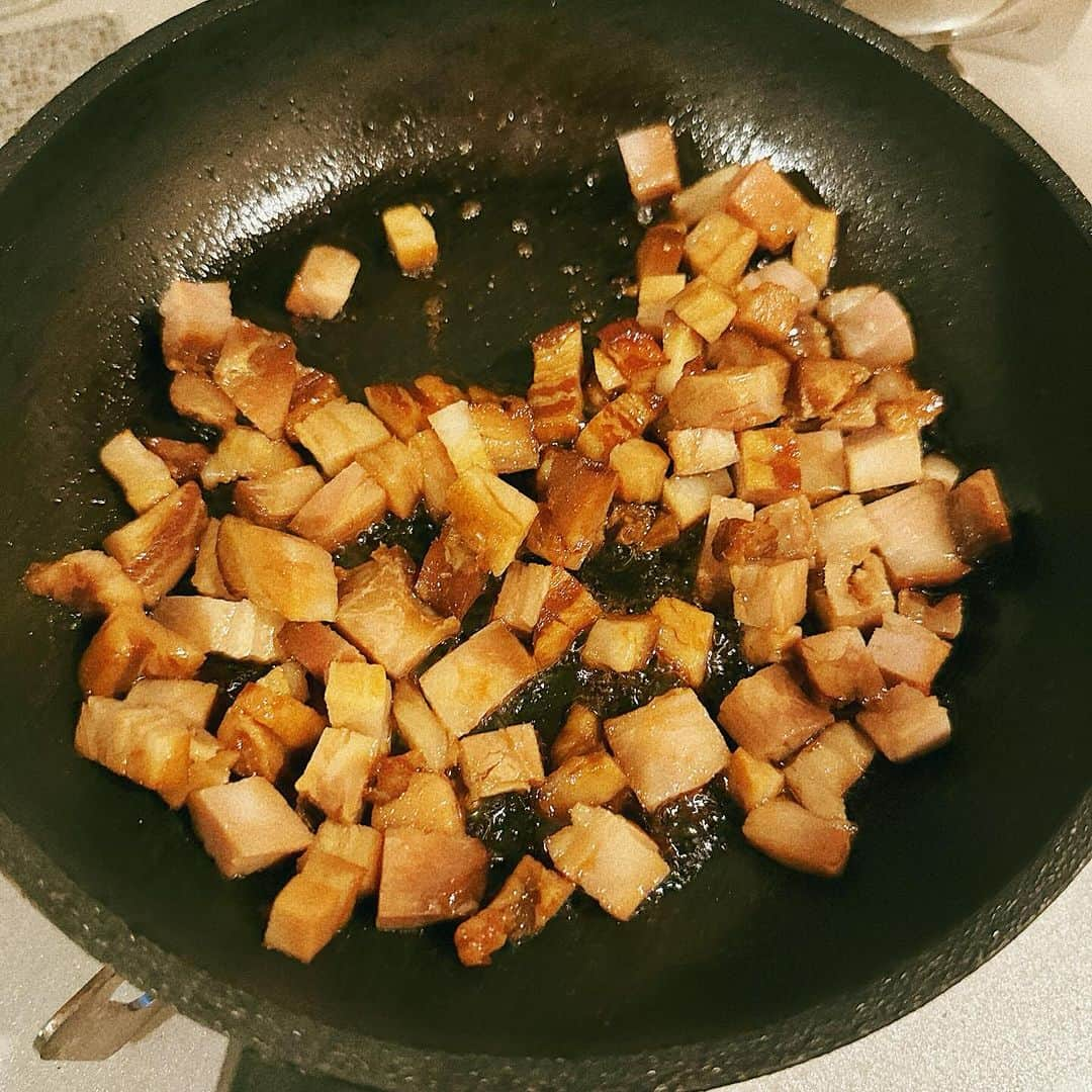 藤田大介さんのインスタグラム写真 - (藤田大介Instagram)「焼豚とアボカドとクリームチーズ丼の弁当。 誕生日だった昨日も通常運行子供中心の生活に移っているなと感じる。今朝も変わらず5時からお弁当作り。高校サッカーは昨日抽選会、箱根駅伝も選手アンケートが集まりだし、motoGPは今週がいよいよ最終戦。とにかく走りまくる1週間の予定だ。じぶゆのことはどうしても後回しになってしまうよねー。  #子供駅弁 #弁当記録 #パパが作る⠀ #小学生 #15分制作 #時短弁当⠀ #bento #lunchbox⠀ ⠀ #日本テレビ #アナウンサー⠀ #藤田大介」11月21日 7時16分 - fujita.daisuke_ntv