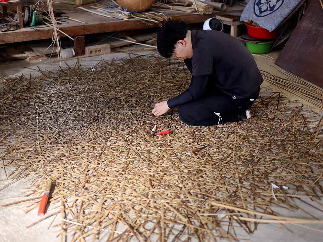 竹虎さんのインスタグラム写真 - (竹虎Instagram)「今月続いていた虎竹ヤタラ編みの壁面製作が、いよいよ終盤を迎える。伐採のはじまる特産の虎竹を使った編み込みは、やはり存在感が独特だ、こうして見ていても既に何やら不思議な雰囲気を醸し出している。隅の方の仕上げに取り掛かれば、編み込みはほぼ完成する。 . #竹虎 #虎斑竹専門店竹虎 #山岸竹材店 #竹虎四代目 #TAKETORA #竹製品 #竹細工 #竹職人 #Sustainable #竹 #虎竹 #bamboo #bamboocraft #やたら編み」11月21日 7時17分 - taketora1894