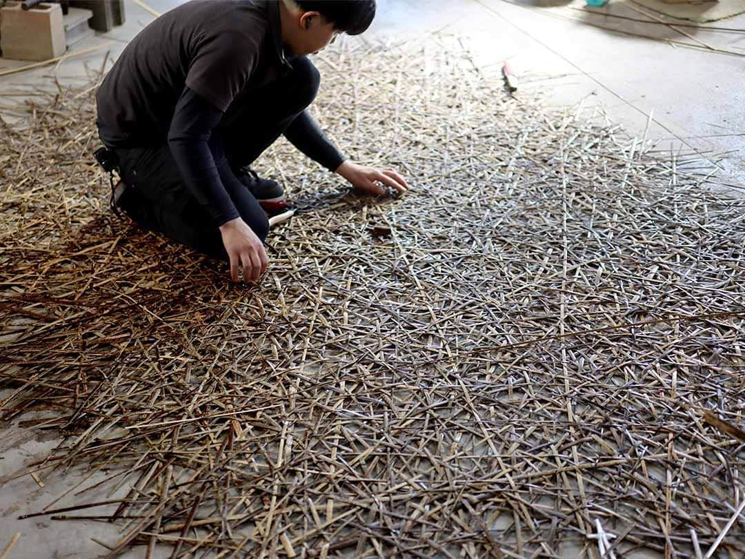 竹虎さんのインスタグラム写真 - (竹虎Instagram)「今月続いていた虎竹ヤタラ編みの壁面製作が、いよいよ終盤を迎える。伐採のはじまる特産の虎竹を使った編み込みは、やはり存在感が独特だ、こうして見ていても既に何やら不思議な雰囲気を醸し出している。隅の方の仕上げに取り掛かれば、編み込みはほぼ完成する。 . #竹虎 #虎斑竹専門店竹虎 #山岸竹材店 #竹虎四代目 #TAKETORA #竹製品 #竹細工 #竹職人 #Sustainable #竹 #虎竹 #bamboo #bamboocraft #やたら編み」11月21日 7時17分 - taketora1894