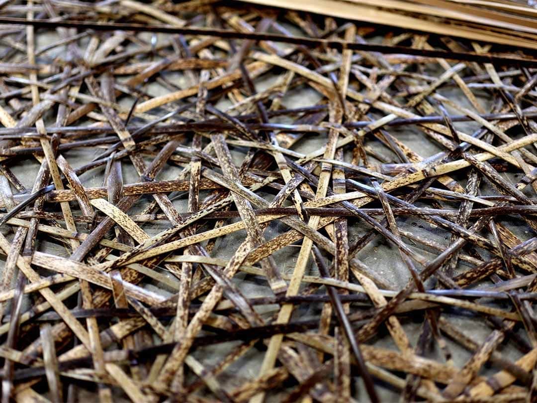 竹虎さんのインスタグラム写真 - (竹虎Instagram)「今月続いていた虎竹ヤタラ編みの壁面製作が、いよいよ終盤を迎える。伐採のはじまる特産の虎竹を使った編み込みは、やはり存在感が独特だ、こうして見ていても既に何やら不思議な雰囲気を醸し出している。隅の方の仕上げに取り掛かれば、編み込みはほぼ完成する。 . #竹虎 #虎斑竹専門店竹虎 #山岸竹材店 #竹虎四代目 #TAKETORA #竹製品 #竹細工 #竹職人 #Sustainable #竹 #虎竹 #bamboo #bamboocraft #やたら編み」11月21日 7時17分 - taketora1894