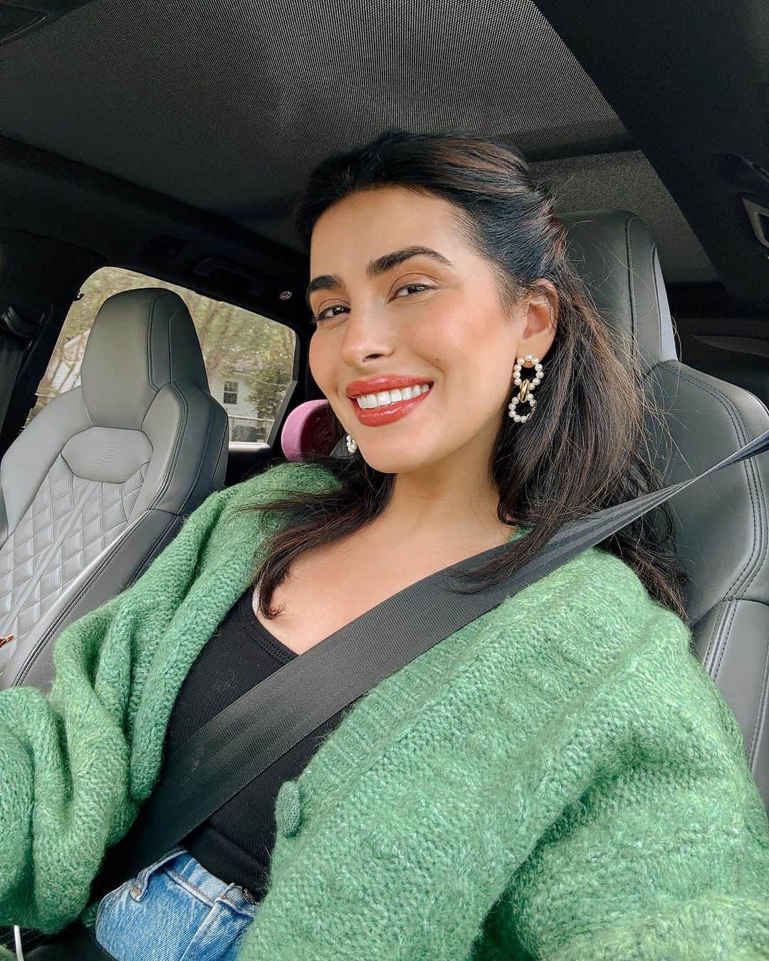 Sazan Hendrixさんのインスタグラム写真 - (Sazan HendrixInstagram)「I’m already mentally checked out until January. 🤣 haaaapppy thanksgiving week! What are we looking forward to? I’m excited for the temperatures to drop so I can live in sweaters like this, fried turkey & twice baked potatoes & being a bunch of couch potatoes with the people I love alllllll season longggg 😌   *room mom ootd is linked in my “outfits” highlight! 🤎🍂 #happythanksgivingweek #goodmoments」11月21日 7時20分 - sazan