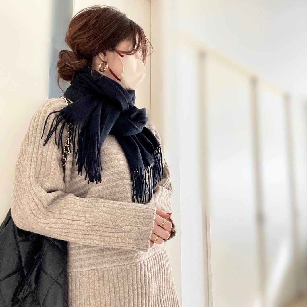 meiさんのインスタグラム写真 - (meiInstagram)「. 極やわカシミヤ100%ストール🧣 カシミヤだから手触り柔らかで高品質✨ マフラーより大きくて大判ストールよりコンパクトなサイズで巻いてみるとちょうどいい感じのボリュームになるよ ストールは羽織っても膝掛けにもできるから撮っても使えるアイテム 色や柄次第でコーデの差し色になるから何枚も欲しくなる💕 このストールは @sankyoshokai で買えるよ ストーリーにリンク貼っておくのでチェックしてみてね  #PR #三京商会 #ストール #filomo #フィローモ #マフラー #冬コーデ #高身長コーデ #プチプラコーデ #大人カジュアル #きれいめコーデ #アラフィフコーデ #アラフォーコーデ」11月21日 7時25分 - mei.5.7.des