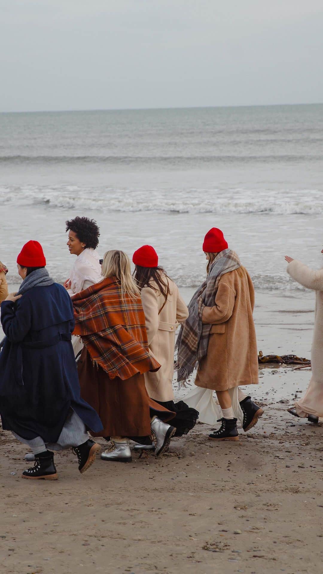 のインスタグラム：「IRELAND TRAVEL NOTES | One of our most memorable winter beach walks, from arriving by vintage Land Rover Defenders to an impromptu horse race...」