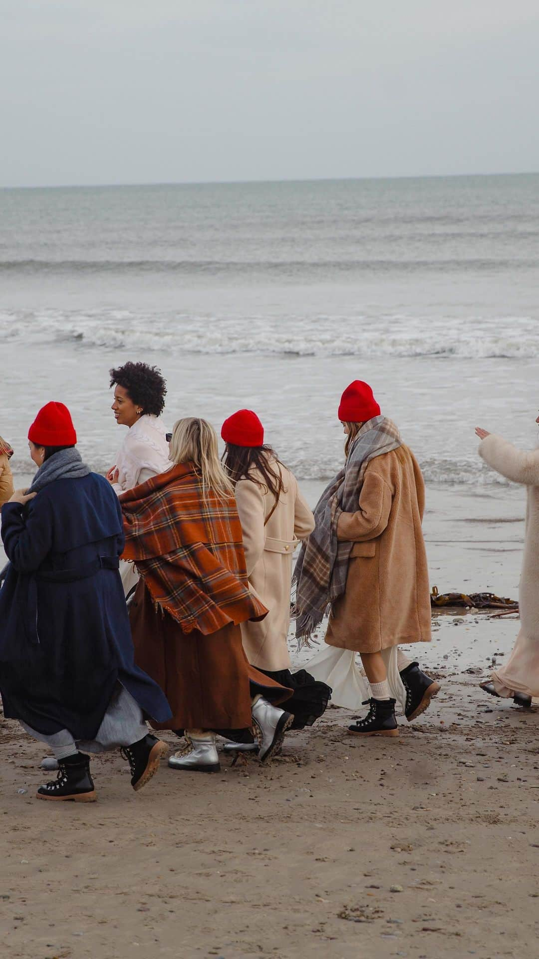 ジェイクルーのインスタグラム：「IRELAND TRAVEL NOTES | One of our most memorable winter beach walks, from arriving by vintage Land Rover Defenders to an impromptu horse race...」