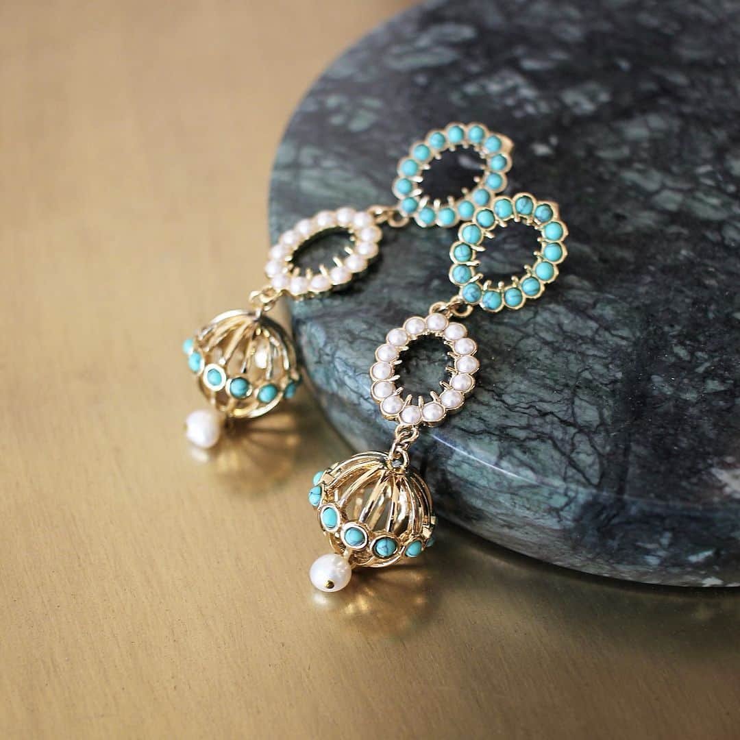 ルル フロストのインスタグラム：「Adorned in pearls and turquoise, these Piazza Statement Earrings are so fresh and elegant — preparing ourselves for Spring. 😉#lulufrost #archives」