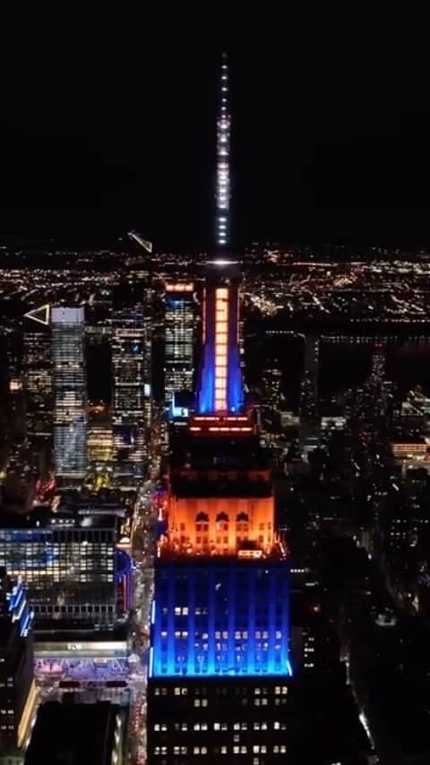 Empire State Buildingのインスタグラム：「Shining in blue and orange in honor of the National Dog Show @NBC 🐶 🐩 🐕」