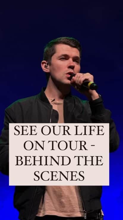 ダミアン・マクギンティーのインスタグラム：「Damian hits the streets - Celtic Thunder Life On the Road *Sneak Peak 1*  Live Streaming Events - 11/23 - 11/27 8PM (ET) For all of the behind the scenes footage from the Odyssey tour, this is not to be missed. Link in bio 🙌🏻」