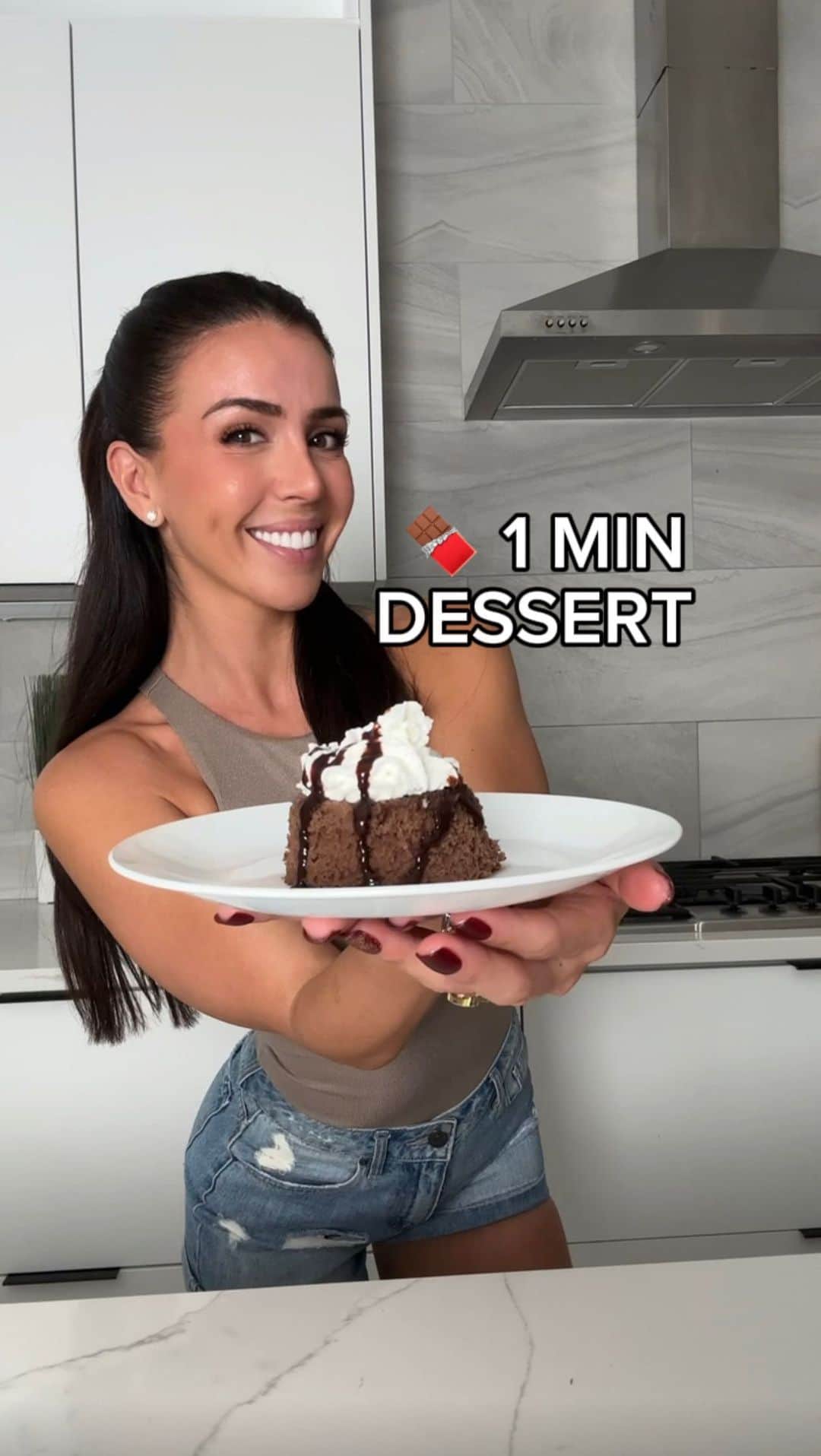 Ainsley Rodriguezのインスタグラム：「1 MIN LAVA CAKE 🤤🍫 . This is a home run and so easy to make & toss together for all my chocolate lovers out there! . It’s not alwaysss about trying to use ‘healthier’ ingredients. With thanksgiving around the corner I want to remind you that portion control is more of your friend than ‘avoiding food groups’. Eat the cake, drink the drink and indulge in all the sides. . #easydessert #healthydessert #easyrecipe」