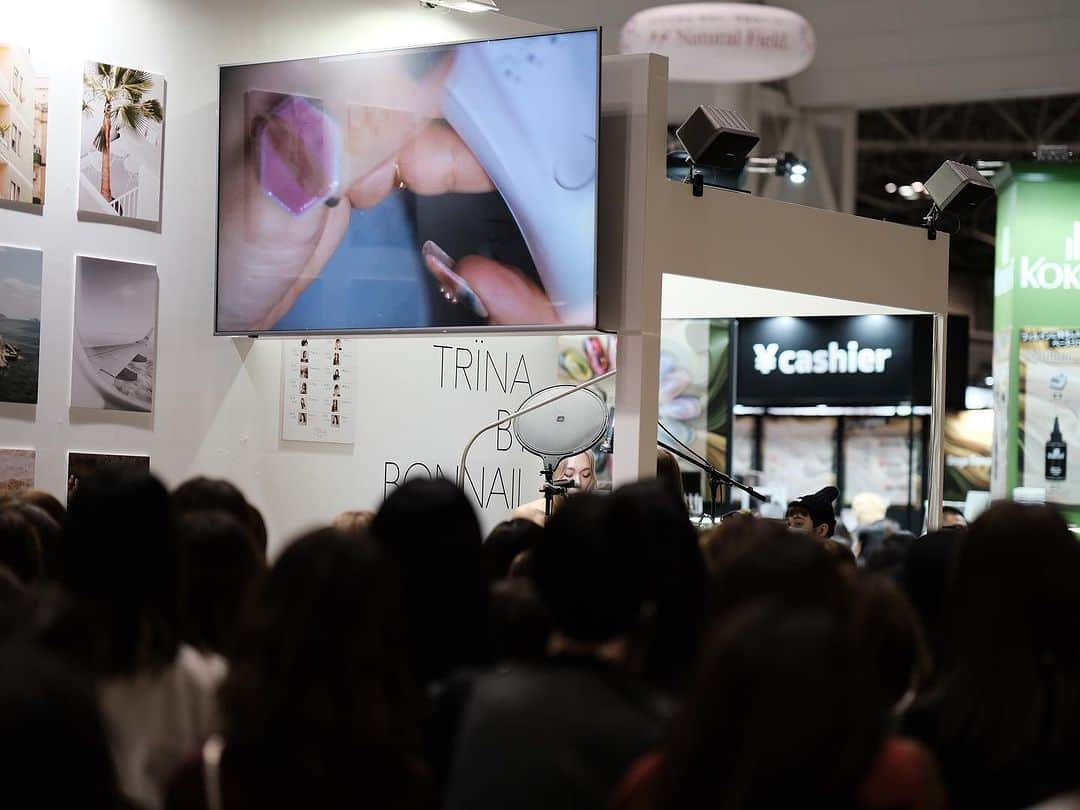 mananailsさんのインスタグラム写真 - (mananailsInstagram)「NAIL EXPO 2023 ステージデモに集まって下さった皆様 EL MOON アイテムをご購入くださった皆様 会いにきてくださった皆様 ありがとうございました✨  いつもの如く、デモのデザインを作るのはなかなか大変で 何種類も作ってはボツ🗑️ の繰り返し。 そんな中絞り出したWavy Jewelryは いつものmananailsやMOONLITっぽいアートではなかったから 実はちゃんと人集まるかなぁ？と言う気持ちでした🤫笑 だけど実際に作るWavy Jewelryは 自分でも絶賛しちゃう程可愛いので、 たくさんの人が集まってくれたのを見て (デモ中は後ろまで見えないので後から写真で知りました) 皆様に可愛さがちゃんと伝わっていたと思うと とっても嬉しかったです😌 サロンワークで作ったら、是非タグ付けしてくださいね💓 私のお客様にもオーダー率No. 1デザインです💅🏼  @trinagel_official @bonnail_insta の皆様 今回のEXPOもありがとうございました✨  ㅤ #NAILEXPO #NAILEXPO2023 #ネイルエキスポ #ネイルエキスポ2023」11月21日 7時31分 - mananails