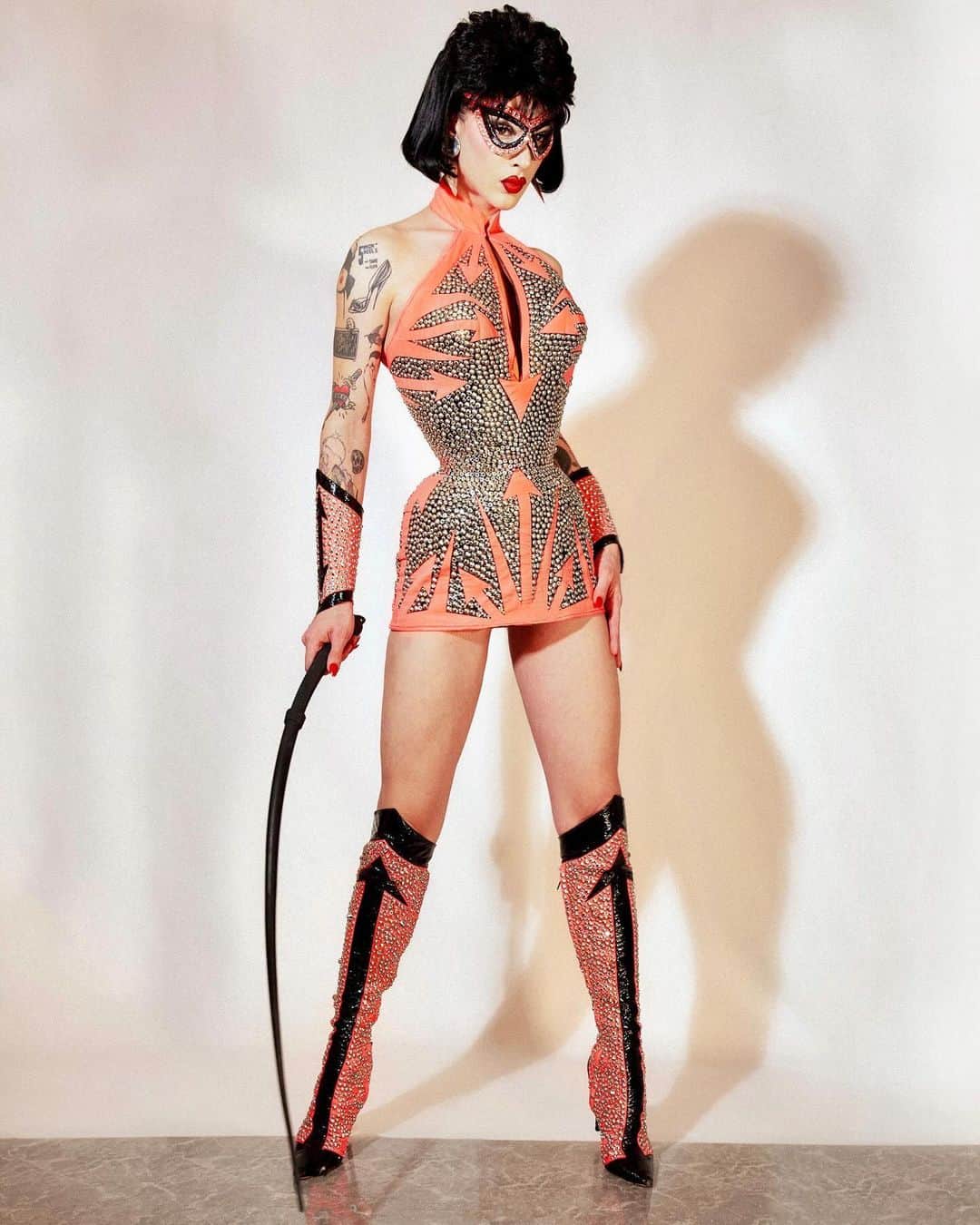 ヴァイオレット・チャチキのインスタグラム：「get into the back cover of my 2024 CALENDAR which is now available for purchase! The is one of my favorite looks - patent and neon appliquéd leather covered in studs and prong set rhinestones- she means business. It’s been an absolute labor of love putting this together- 14 never before seen images of some of my favorite costumes that I’ve performed in all over the world, some of which are being archived never to be seen again!  The calendar is 8.5 X 11 inches and pre hole-punched ready to be hung! There’s a limited number of signed calendars as well. I truly enjoy creating these calendars, and I hope you will too!  📸 @latexluciferrr」