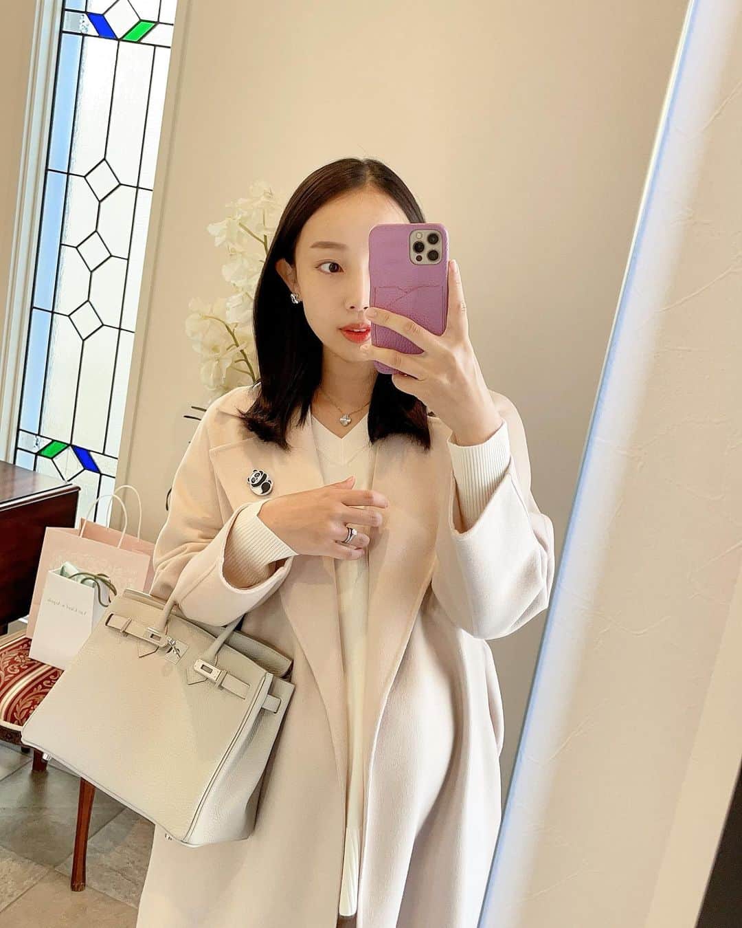田中麻衣のインスタグラム：「🐼🤍 冬は特にブローチが重宝します。 @vancleefarpels   平日は暗めの色のお洋服を選びがちですが、ホワイトコーデに。  #第三子妊娠中　#マタニティコーデ」