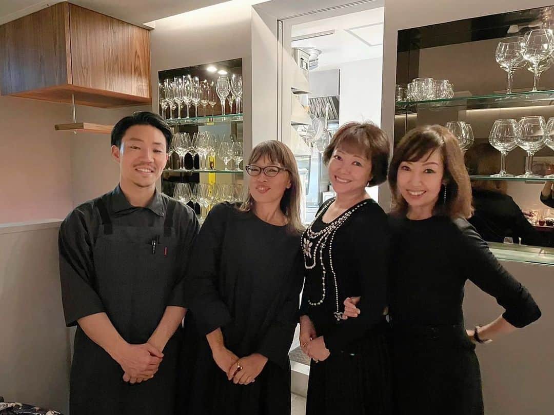 NAOMIのインスタグラム：「昨夜は NYから帰国中のお友達と可愛い軽いイタリアンへ。  小さなレストランですが、シェフもご親切でホッとするお店でした。  久々にNYのお話や皆の近況報告などなど楽しい時間でした。  🇮🇹 🇺🇸 🇯🇵  #久々にのんびりdinner #かしましい時間 #レストランGIFT」