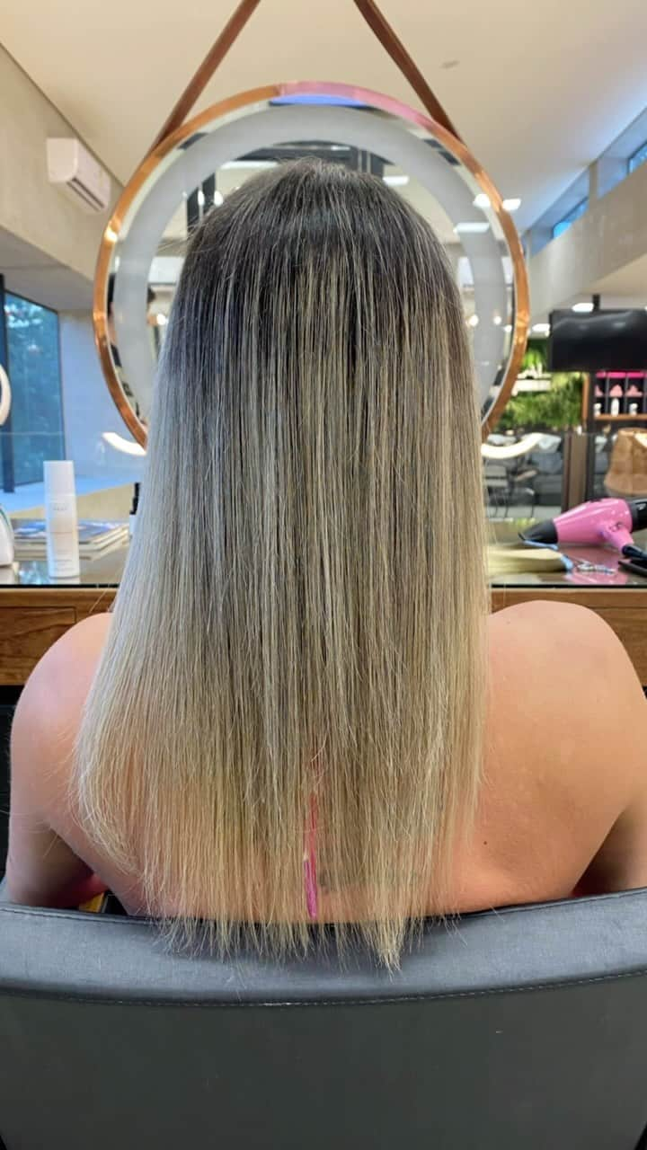 Juliana Salimeniのインスタグラム：「A verdadeira história do meu cabelo!   O cabelo tem um significado muito especial para as mulheres  pq ele reflete exatamente as fases que estamos vivendo. Ele sofre e brilha com a gente, na alegria e na tristeza...  Conhecer o @newhaircaps fez toda a diferença na minha vida  e na minha auto estima!  E Você, também já sofreu com algum problema capilar? Me conta aqui 💕👇🏻」