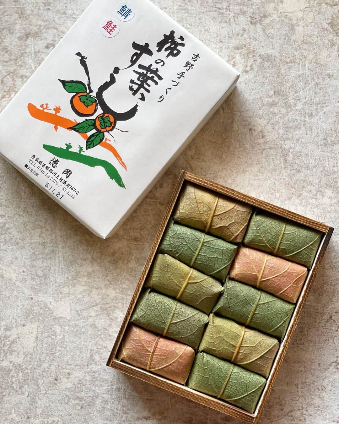 ウラリエさんのインスタグラム写真 - (ウラリエInstagram)「朝ごはんは、こちら🍙 おはようございます🙋‍♀️ ̖́- . うちのmamが好きな 奈良・吉野の柿の葉寿司 🍣🍃 限定で葉っぱの色が紅葉ver🍁 （ もう終わってるかも❓ ） . めちゃくちゃ可愛い♡ 柿の葉寿司で紅葉を感じられるなんて🍂 . パッと開いた時も 『 うわぁ 』って 声出るくらい綺麗な紅葉🤦‍♀️ . 鯖と鮭を交互に食べるんが好き 🐟❤️ . 吉野は桜見に行ったきり行ってないな🌸 その時は、たつみってお店で 柿の葉寿司買って食べた記憶💭 久々に奈良にも行きたい🦌 . 今日は、ラジオ生放送の日📻 @radio_kansai558911  14:30-16:00まで 火曜clip ⌚︎ #かっくり with Lilかんさい 當間琉巧くん 👤 ↪︎ @jr_official_  . #柿の葉寿司#柿の葉#紅葉#ラジオ関西」11月21日 7時47分 - urarie83