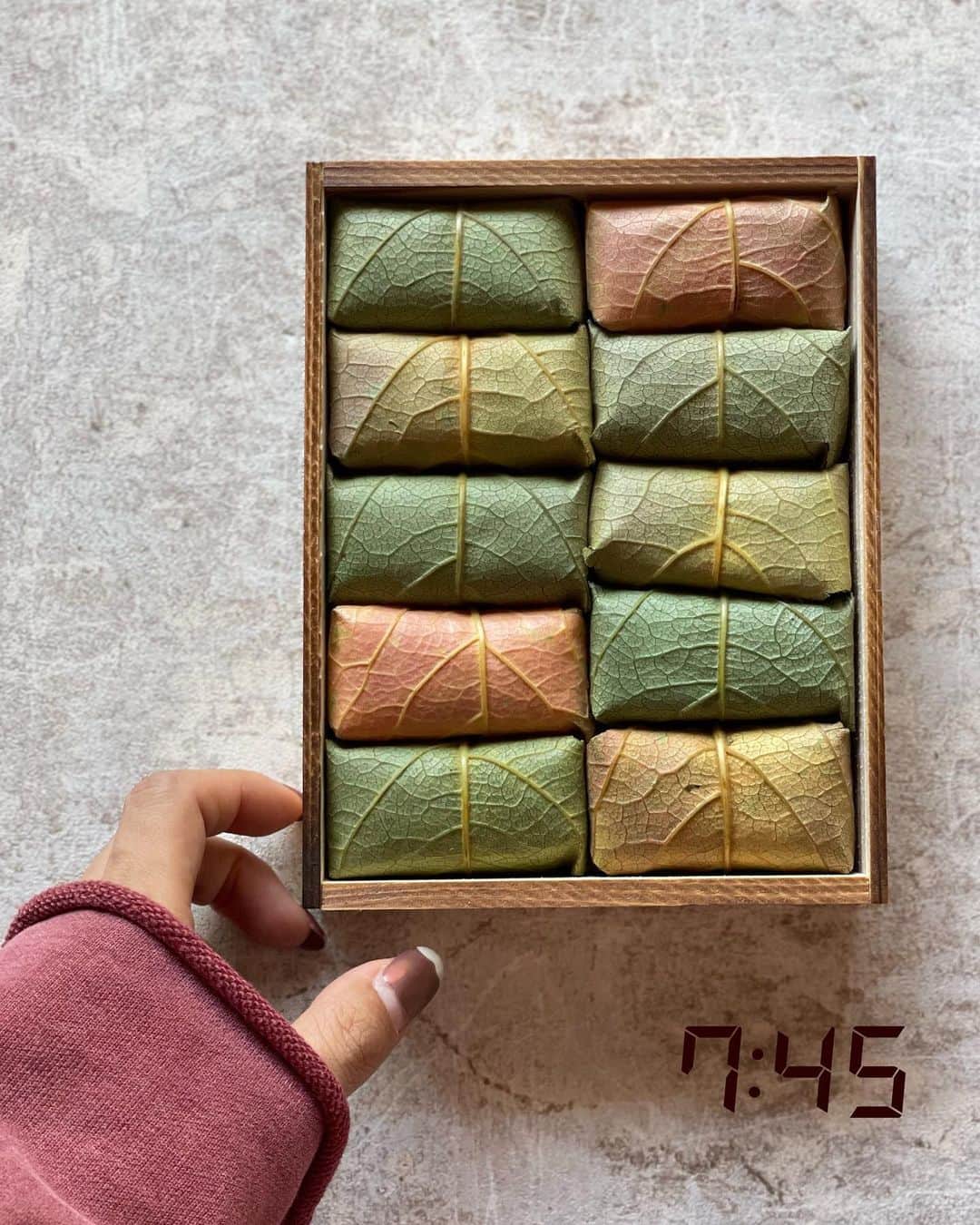 ウラリエさんのインスタグラム写真 - (ウラリエInstagram)「朝ごはんは、こちら🍙 おはようございます🙋‍♀️ ̖́- . うちのmamが好きな 奈良・吉野の柿の葉寿司 🍣🍃 限定で葉っぱの色が紅葉ver🍁 （ もう終わってるかも❓ ） . めちゃくちゃ可愛い♡ 柿の葉寿司で紅葉を感じられるなんて🍂 . パッと開いた時も 『 うわぁ 』って 声出るくらい綺麗な紅葉🤦‍♀️ . 鯖と鮭を交互に食べるんが好き 🐟❤️ . 吉野は桜見に行ったきり行ってないな🌸 その時は、たつみってお店で 柿の葉寿司買って食べた記憶💭 久々に奈良にも行きたい🦌 . 今日は、ラジオ生放送の日📻 @radio_kansai558911  14:30-16:00まで 火曜clip ⌚︎ #かっくり with Lilかんさい 當間琉巧くん 👤 ↪︎ @jr_official_  . #柿の葉寿司#柿の葉#紅葉#ラジオ関西」11月21日 7時47分 - urarie83