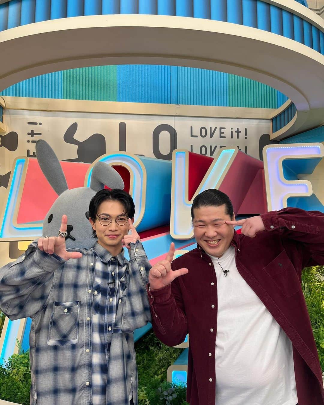 村井の恋のインスタグラム：「いよいよ今夜、地上波放送スタート☝️👓 ということで！！！  8:00〜、綱さんと一ノ瀬さんがTBS『#ラヴィット！』に生出演です🐰🩷  お楽しみに🙌  #tbs #ドラマストリーム #恋愛のすゝめ #綱啓永 #本田響矢 #一ノ瀬ワタル #若林時英 #ひょっこりはん #矢吹奈子 #Netflix先行配信中 #今日深夜24時58分放送 #放送終了後TVerにて無料配信 #つなワタ #とりとら🪶🐯」