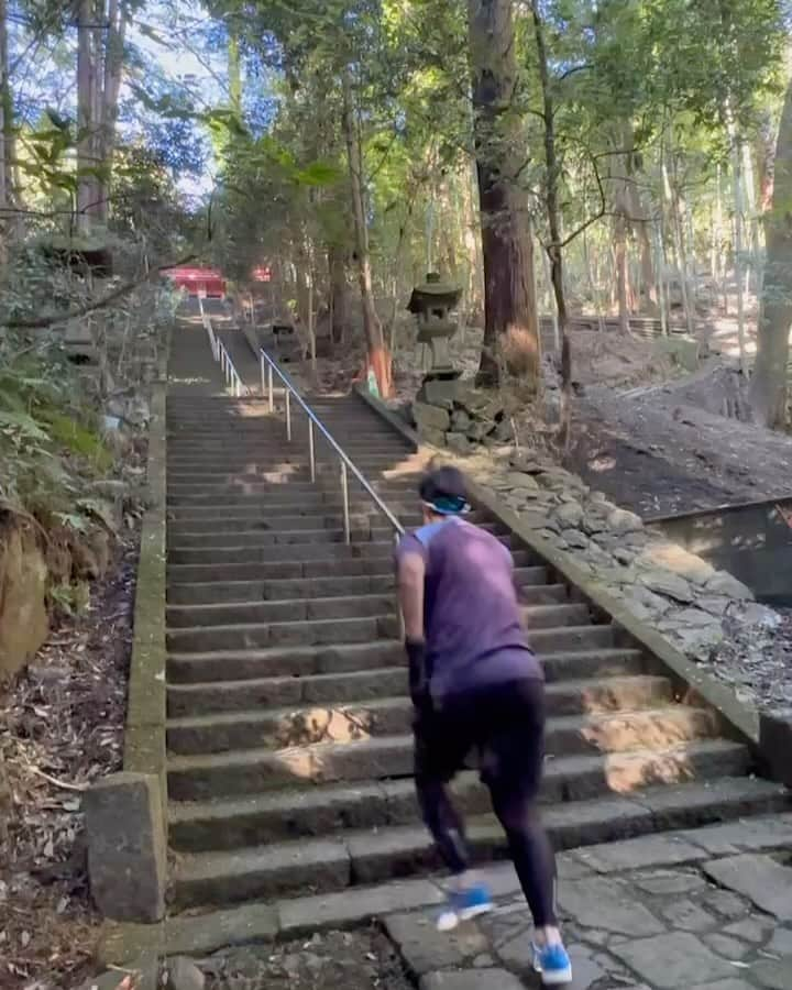 鈴木遼太郎のインスタグラム：「. . 投手メニュー 大平山ランニング . 環境を変えてのトレーニングもいいですね！ 最後まで全員で頑張りました😊 . . #エイジェック女子硬式野球部  #女子野球   鈴木、まだ走れました！2日後も筋肉痛。 . . #朝イチ投稿　 今日も頑張りましょう！ . #トレーニング #トレーニング動画  #ランニング #階段ダッシュ」