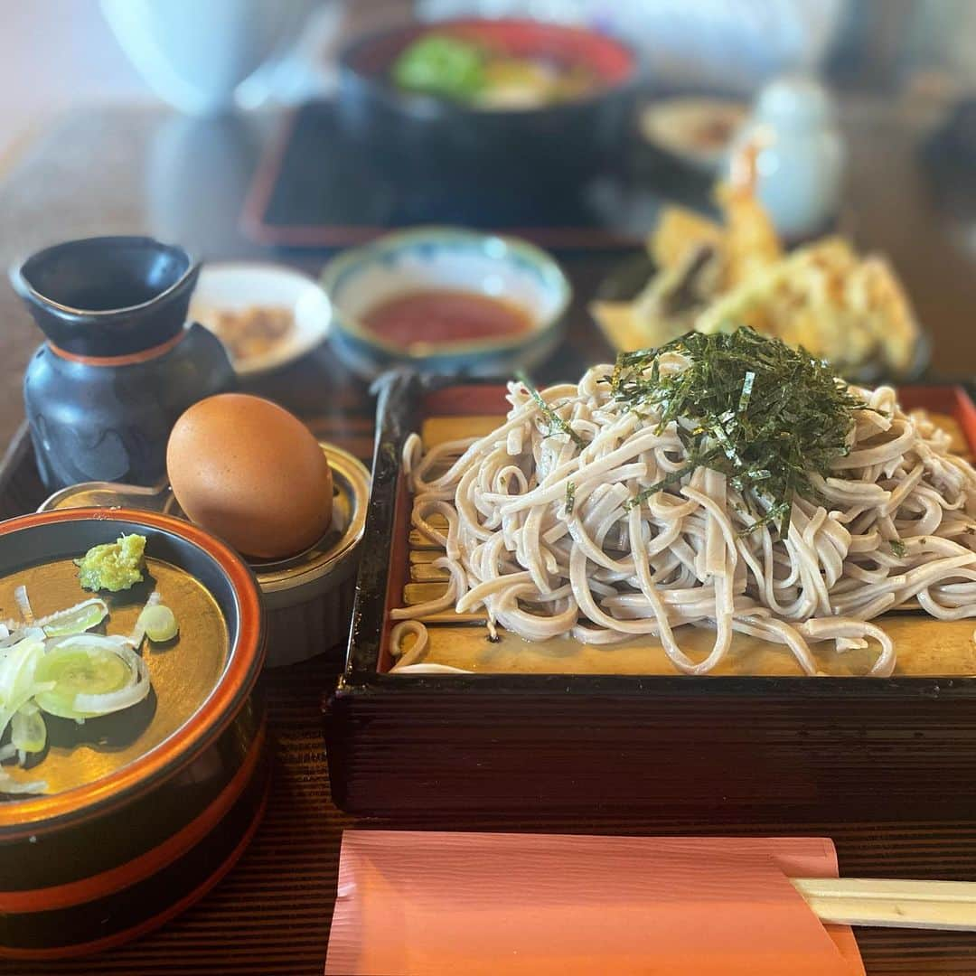 aiaiさんのインスタグラム写真 - (aiaiInstagram)「日帰りで筑波山へ。  筑波山神社⛩  山中にたたずむ趣のある神社。 おみくじを引いたら中吉だった。  帰りち立ち寄ったお蕎麦屋さん。  自然薯そば茅  美味しかった✨  #筑波山 #筑波山神社 #筑波 #茨城 #茨城観光 #茨城グルメ  #神社 #神社巡り #神社仏閣 #神社仏閣巡り #神社好きな人と繋がりたい」11月21日 7時54分 - saltaiai