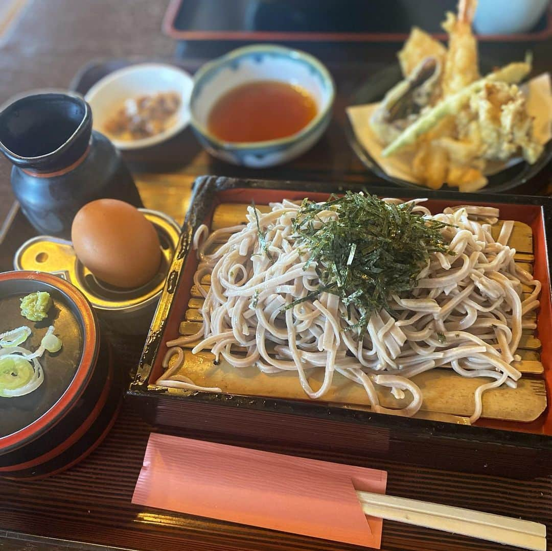 aiaiさんのインスタグラム写真 - (aiaiInstagram)「日帰りで筑波山へ。  筑波山神社⛩  山中にたたずむ趣のある神社。 おみくじを引いたら中吉だった。  帰りち立ち寄ったお蕎麦屋さん。  自然薯そば茅  美味しかった✨  #筑波山 #筑波山神社 #筑波 #茨城 #茨城観光 #茨城グルメ  #神社 #神社巡り #神社仏閣 #神社仏閣巡り #神社好きな人と繋がりたい」11月21日 7時54分 - saltaiai