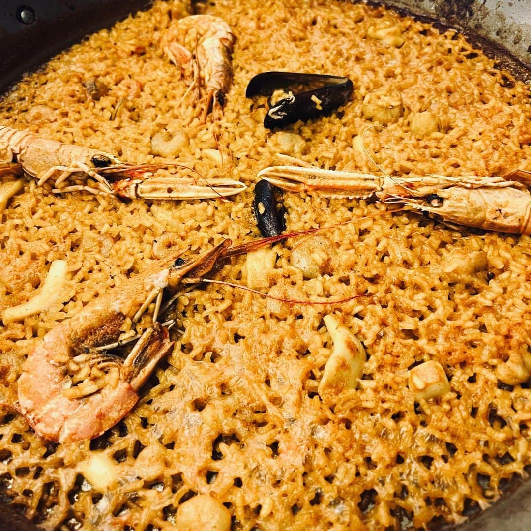 幸樹さんのインスタグラム写真 - (幸樹Instagram)「Era nuestra última noche en España. Comí paella. Definitivamente nos volveremos a encontrar. Te amo.  スペインにて最後の夜ご飯をお世話になったスタッフさんと一緒に。  とても今回のスタッフさんもよくしてくれて、とてもいい方ばかりだった、そして一生懸命！  HIZAKIさんはより大好きになった、それは確実にキャラとか人の良さではなくアーティストとしての大きさを感じたからだと思う。  ここから、スペインの画像を少しの間アップして、みんなに共有、楽しみにしてて。  朝の3時起きで日本に帰ります！待っててね。  #ダウト #ビジュアル系 #ヴィジュアル系 #音楽 #ポートレート #メイク #和メイク #メイクアップ #ヘアアレンジ #spain🇪🇸  #japan #visual #visualkei  #kimono #japanweekendvalencia  #japanweekend  #spaintravel  #fashion #spain  #followme #follow #hizaki  #music #haircolor #makeup #photography #メイク男子  #和服  #集合写真  #派手和服」11月21日 7時54分 - kouki_buddhacomplex