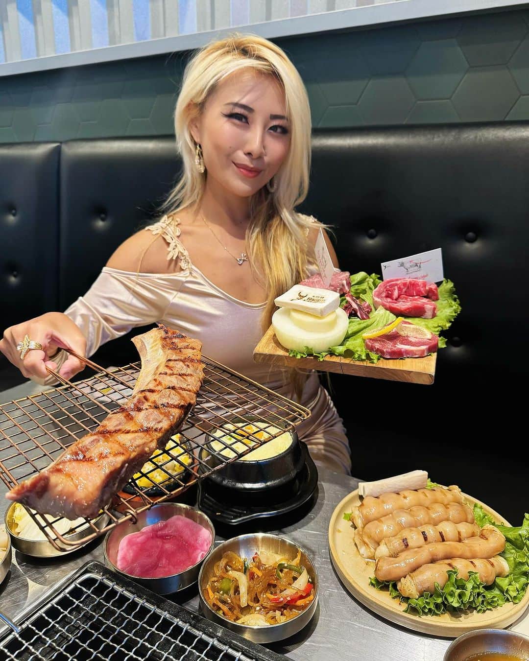 ライナ・ホワンのインスタグラム：「If you’re a fan of high quality meat 🥩 @yangmani_rh is your next spot to try out - a new restaurant in diamond bar plaza in Rowland heights with plenty of parking 😍   Their meat combo plate makes the perfect meal that also includes a delicious hot pot at the end 👀」