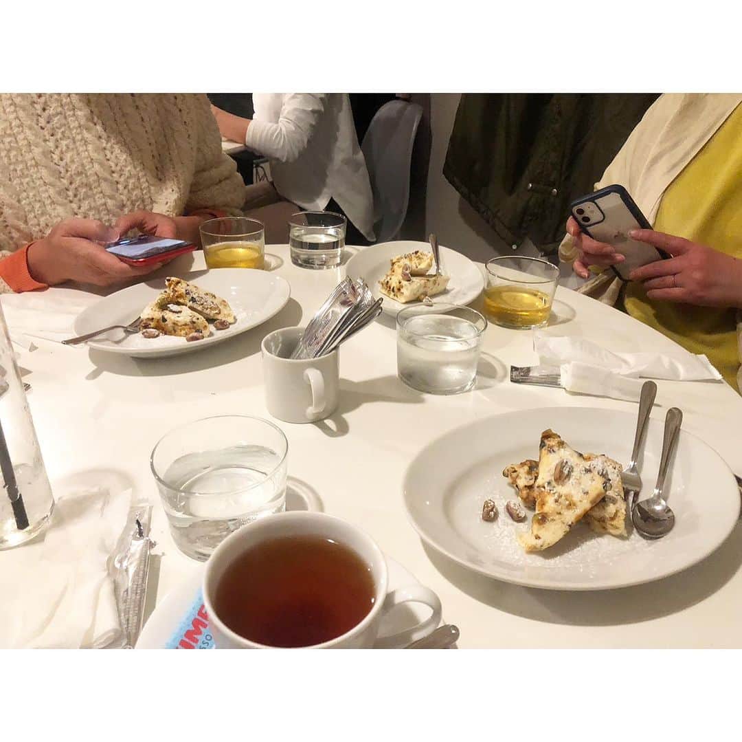 井山三希子さんのインスタグラム写真 - (井山三希子Instagram)「・ 一昨日は早朝窯を切り AYU SEKI exhibition  fu-koへ  毎冬に活躍する関さんのカシミヤ 触れていると穏やかになる心地よさ 今回は3日目に伺ったので殆ど残って なかったけど追加が少しあるらしい  夜はフーコさんと3人でpizzaを食べてから 夏に予約していた山の上ホテルへ関さんと」11月21日 7時57分 - nikoyagi