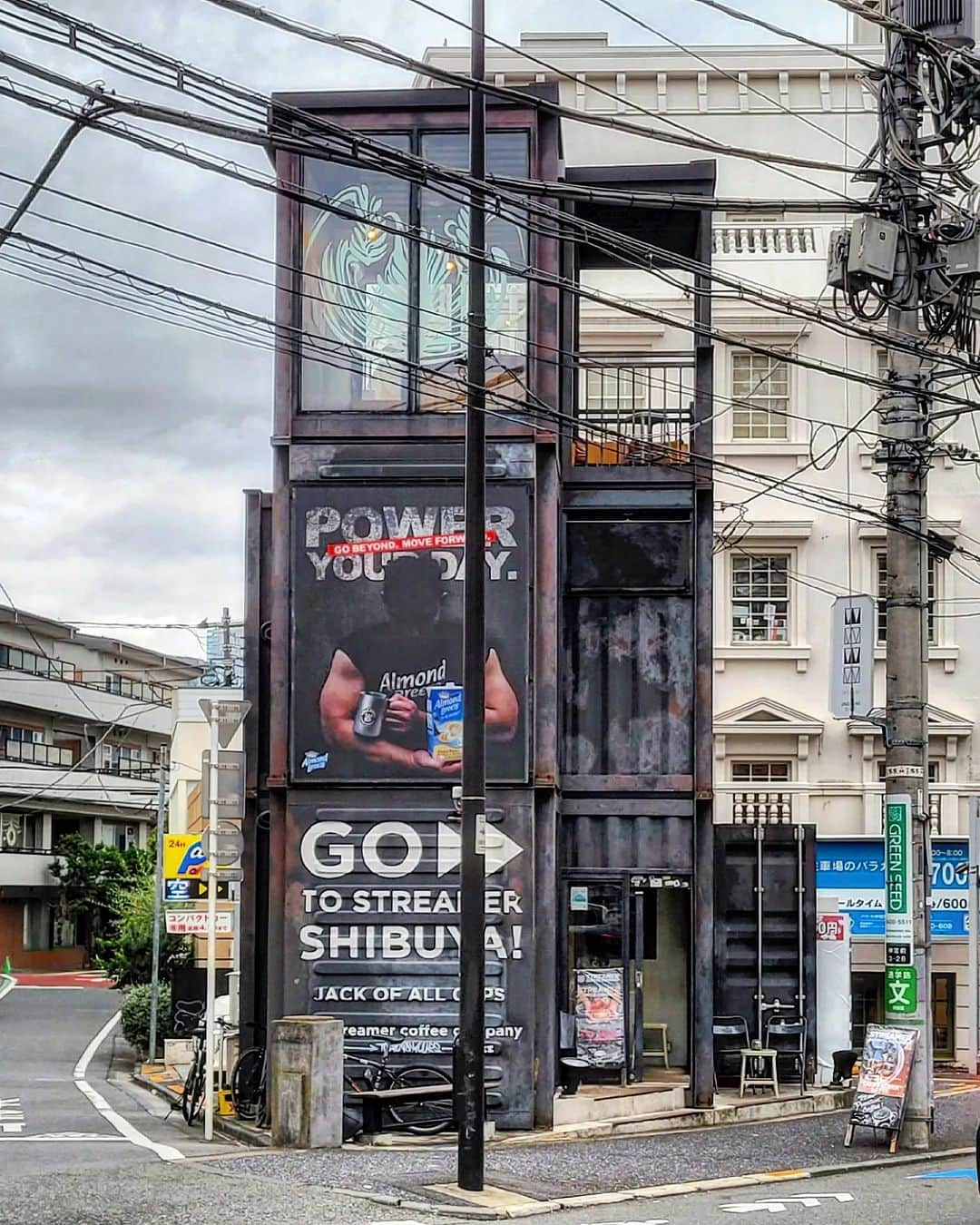 CAFE-STAGRAMMERさんのインスタグラム写真 - (CAFE-STAGRAMMERInstagram)「Usually, I really enjoy watching the world go by from cafes in Tokyo.  もうひとふんばり、もうふたふんばり♪  #原宿 #☕ #原宿カフェ #harajuku #streamercoffeecompany原宿 #ストリーマーコーヒーカンパニー原宿 #ストリーマーコーヒーカンパニー #streamercoffeecompany #cafetyo #tokyocafe #カフェ #cafe #tokyo #咖啡店 #咖啡廳 #咖啡 #카페 #คาเฟ่ #Kafe #coffeeaddict #カフェ部 #cafehopping #coffeelover #discovertokyo #visittokyo #instacoffee #instacafe #東京カフェ部 #sharingaworldofshops」11月21日 8時01分 - cafetyo