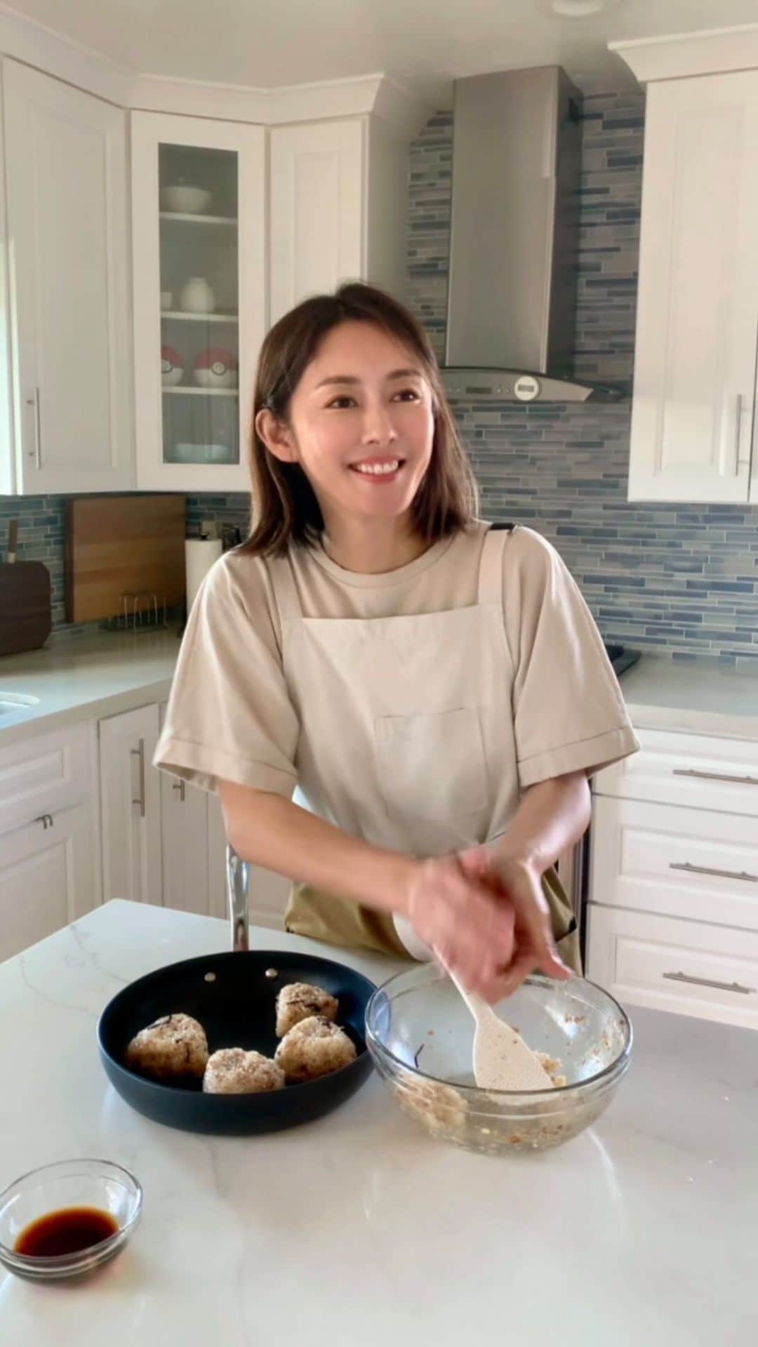 高木りなのインスタグラム：「連休のランチはおかかと塩昆布で焼きおにぎり🍙 연휴 점심은 가츠오부시와 시오콘부 야끼 오니기리 (구운 주먹밥) - - - - - - - - - レンチンしたかつお節に、醤油、ごはん、塩昆布、ごま油をよく混ぜおにぎりを作り、焼きながら醤油みりんを塗りました。 전자레인지 돌린 가츠오부시에 간장, 밥, 시오콘부, 참기름을 잘 썩어주고 삼각모양을 잡아줘요 그리고 구우면서 간장 미림을 발라줍니다~」