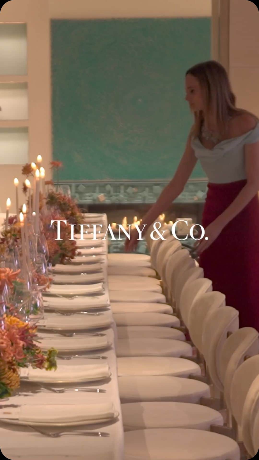 ティファニーのインスタグラム：「Tiffany & Co. originally began as a stationery and fancy goods store in 1837—a tradition that is deeply ingrained in our heritage to this day. As an American icon, we set the standard for tableware and goods for the home then and now. Artistic Director of Tiffany Home @thelsd ushers in the next era of design with her upcoming Tiffany Crest collection at our dinner with @martinamondadori in celebration of @cabanamagazine’s 20th edition. Link in bio. #CabanaN20 #TiffanyAndCo」