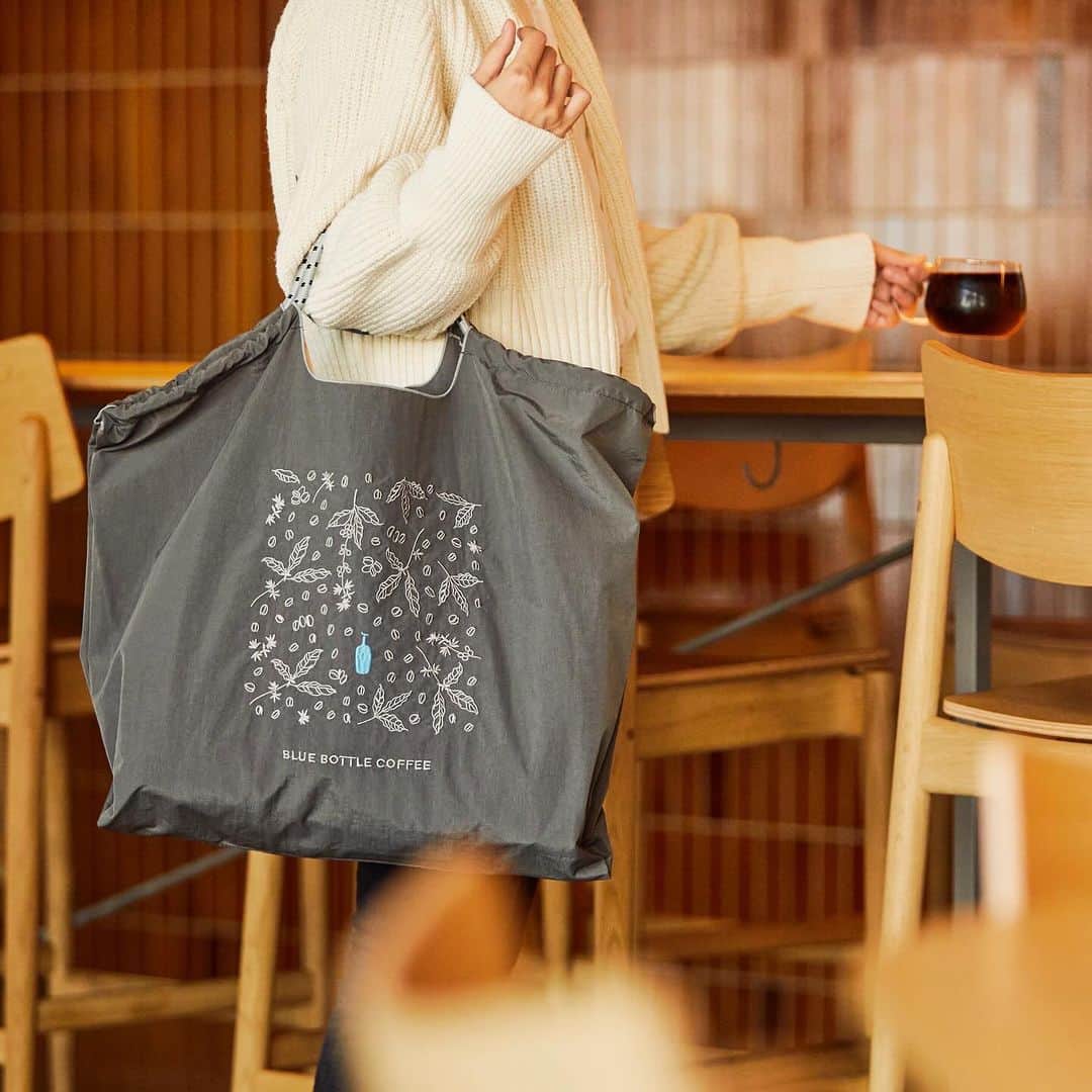 Blue Bottle Coffee Japanさんのインスタグラム写真 - (Blue Bottle Coffee JapanInstagram)「大変ご好評いただいていた「エンブロイダリーエコバッグ」が 11月16日(木)から、新たなデザインとなって全国のブルーボトルコーヒー カフェとポップアップストア、公式オンラインストアに登場しました💙⁠ ⁠ 「デザインやプロダクトの力を通して世の中を元気にして行きたい」 というフィロソフィーを持つ「Ball&Chain」とコラボレートしたこちらのバッグ。⁠ ⁠ 耐久性、撥水性に優れ、折りたたむと手のひらほどのコンパクトサイズになるので使いやすく、コーヒーの木の葉とチェリーが散りばめられた “コーヒーリーブス” がホリデーのシーズンにピッタリです！⁠ ⁠ 入れ口が大きく開きとても便利なので、毎日のお買い物や旅行のお供はもちろん⁠ デザイン性も兼ね備えているので、エコなプレゼントとしてもおすすめです🎁⁠ ⁠ ⁠ ■素材 : 【表地】ポリエステル 100%【刺繍糸】ポリエステル 100%⁠ ■サイズ: H45cm W最長60cm 最短40cm D15cm⁠ ■内ポケット× 1 (16cm×18cm)　収納用ゴム × 1⁠ ■耐荷重：15kgまで⁠ ⁠ ⁠ ⁠ #ブルーボトルコーヒー⁠ #BlueBottleCoffee⁠ #ball&chain」11月21日 8時04分 - bluebottlejapan
