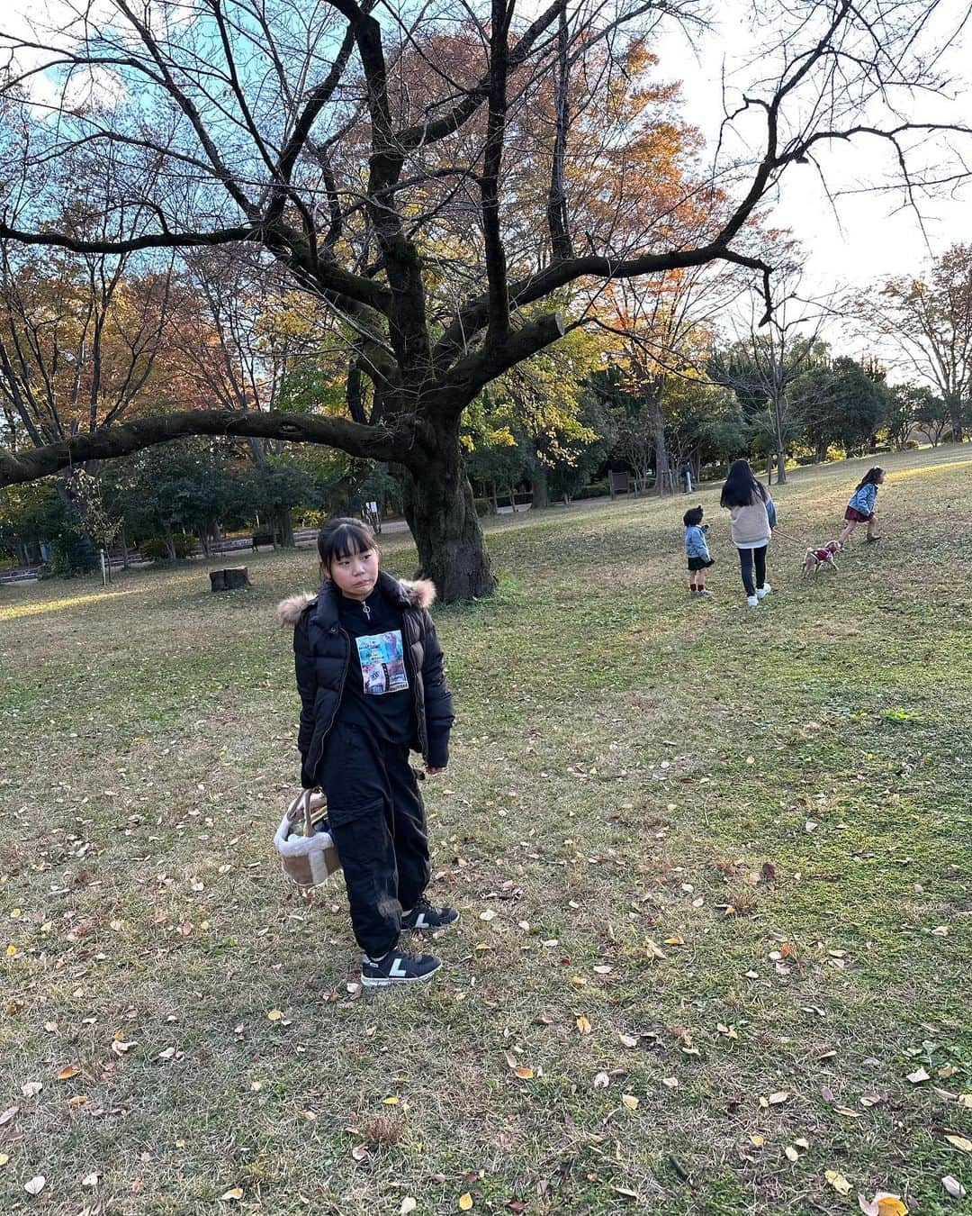 美奈子さんのインスタグラム写真 - (美奈子Instagram)「先日の公園day。  撮影もなく 予定もない日で ドッグカフェとか ドッグランとかいこーよ✨💕 ってなり 出発〜  ドッグカフェは何店舗かみたけど 定休日に大当たりしまくって 行けず笑  ちゃんと調べてから行かなきゃな笑  最近ストーリーばっかだったけど 振り返った時に 見返せない寂しさが急にきて フィード？っていうの？ こっちの投稿もしよって思った今日。  ふぅ。 子供って成長早いよなあ。 もっとゆっくりでいいのになあ。」11月21日 8時04分 - minako_official