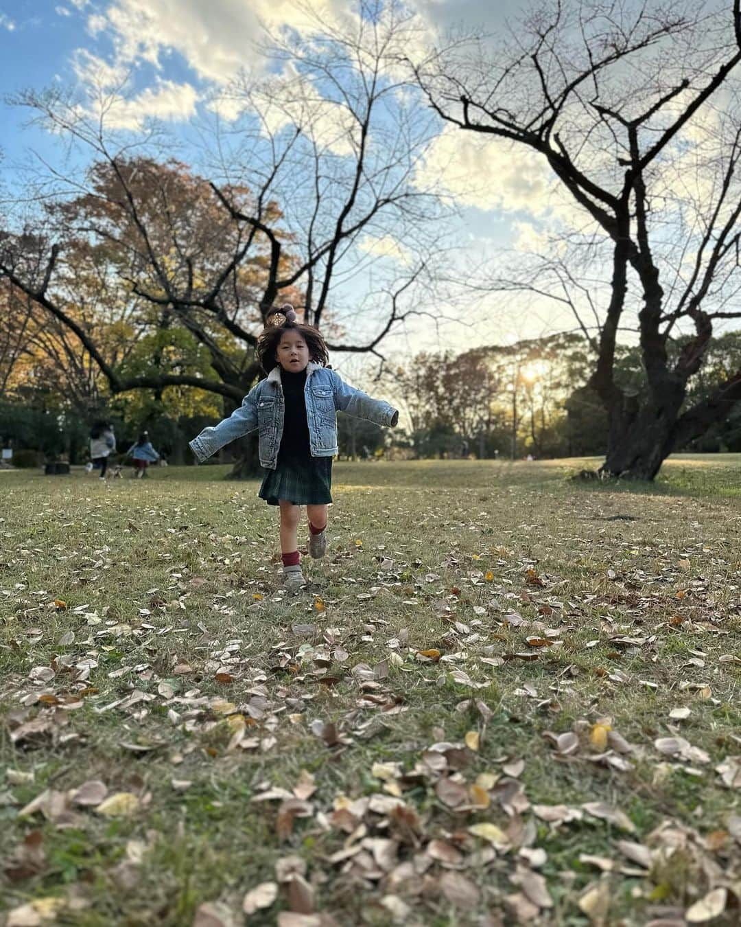 美奈子さんのインスタグラム写真 - (美奈子Instagram)「先日の公園day。  撮影もなく 予定もない日で ドッグカフェとか ドッグランとかいこーよ✨💕 ってなり 出発〜  ドッグカフェは何店舗かみたけど 定休日に大当たりしまくって 行けず笑  ちゃんと調べてから行かなきゃな笑  最近ストーリーばっかだったけど 振り返った時に 見返せない寂しさが急にきて フィード？っていうの？ こっちの投稿もしよって思った今日。  ふぅ。 子供って成長早いよなあ。 もっとゆっくりでいいのになあ。」11月21日 8時04分 - minako_official